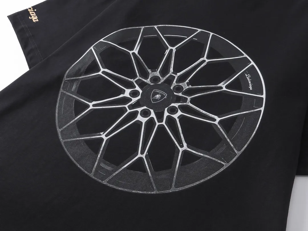 🅿️190 real photos [Top version. Official website quality] BALENCI*GA/Paris co-branded Lamborghini Lamborghini front and back left and right sleeves direct-injection printed short-sleeved T-shirt # SS25 latest model. Research and development at the first time, different market currencies. Comparisons welcome. The fabric is made of Paris ZP custom-woven and dyed cotton double yarn. Weighing 260 grams, the cloth surface is clean. The cloth pattern is clear, soft and comfortable. The threads are dyed with no color difference. Printing adopts computer direct printing. The pattern letters are clear, three-dimensional and without burrs. Jubie market produces pictures based on pictures. Welcome to compare. The version adopts OS loose shoulder design. Same style for men and women. Code: BL253630 Color: white gray, black, apricot Size: XS S M L