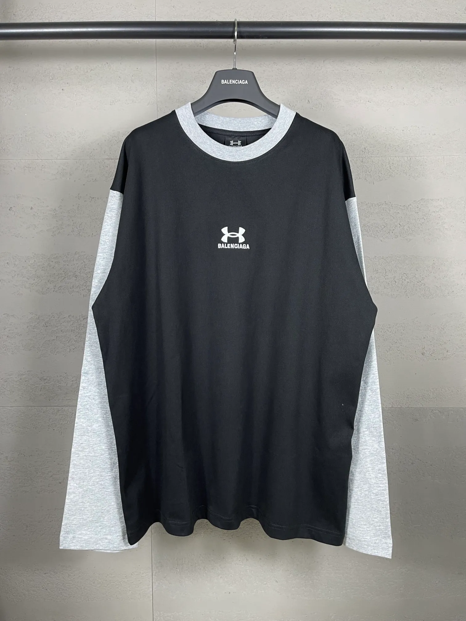 🅿️232 Real photos [Top version. Official website quality] BALENCI*GA/Paris joint Under Armor front and back embroidered color-blocked long-sleeved T-shirt #SS24 latest model. The first genuine product is developed in a timely manner and has great market currency. Comparisons welcome. The fabric is made of Paris ZP custom-woven and dyed cotton double yarn. Weighing 260 grams, the cloth surface is clean. The cloth pattern is clear, soft and comfortable. The threads are dyed with no color difference. The classic LOGO pattern embroidery is embroidered by Tajima imported machine. The letters are clear, three-dimensional and without burrs. Jubie market produces pictures based on pictures. Welcome to compare. The version adopts OS loose shoulder design. Same style for men and women. Code: BL225055 Color: Black Size: XS S M L