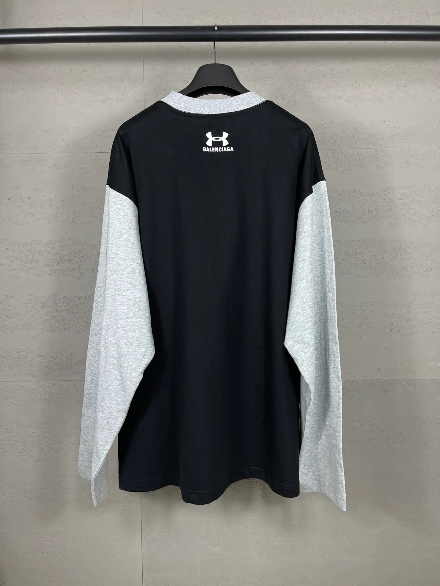 🅿️232 Real photos [Top version. Official website quality] BALENCI*GA/Paris joint Under Armor front and back embroidered color-blocked long-sleeved T-shirt #SS24 latest model. The first genuine product is developed in a timely manner and has great market currency. Comparisons welcome. The fabric is made of Paris ZP custom-woven and dyed cotton double yarn. Weighing 260 grams, the cloth surface is clean. The cloth pattern is clear, soft and comfortable. The threads are dyed with no color difference. The classic LOGO pattern embroidery is embroidered by Tajima imported machine. The letters are clear, three-dimensional and without burrs. Jubie market produces pictures based on pictures. Welcome to compare. The version adopts OS loose shoulder design. Same style for men and women. Code: BL225055 Color: Black Size: XS S M L