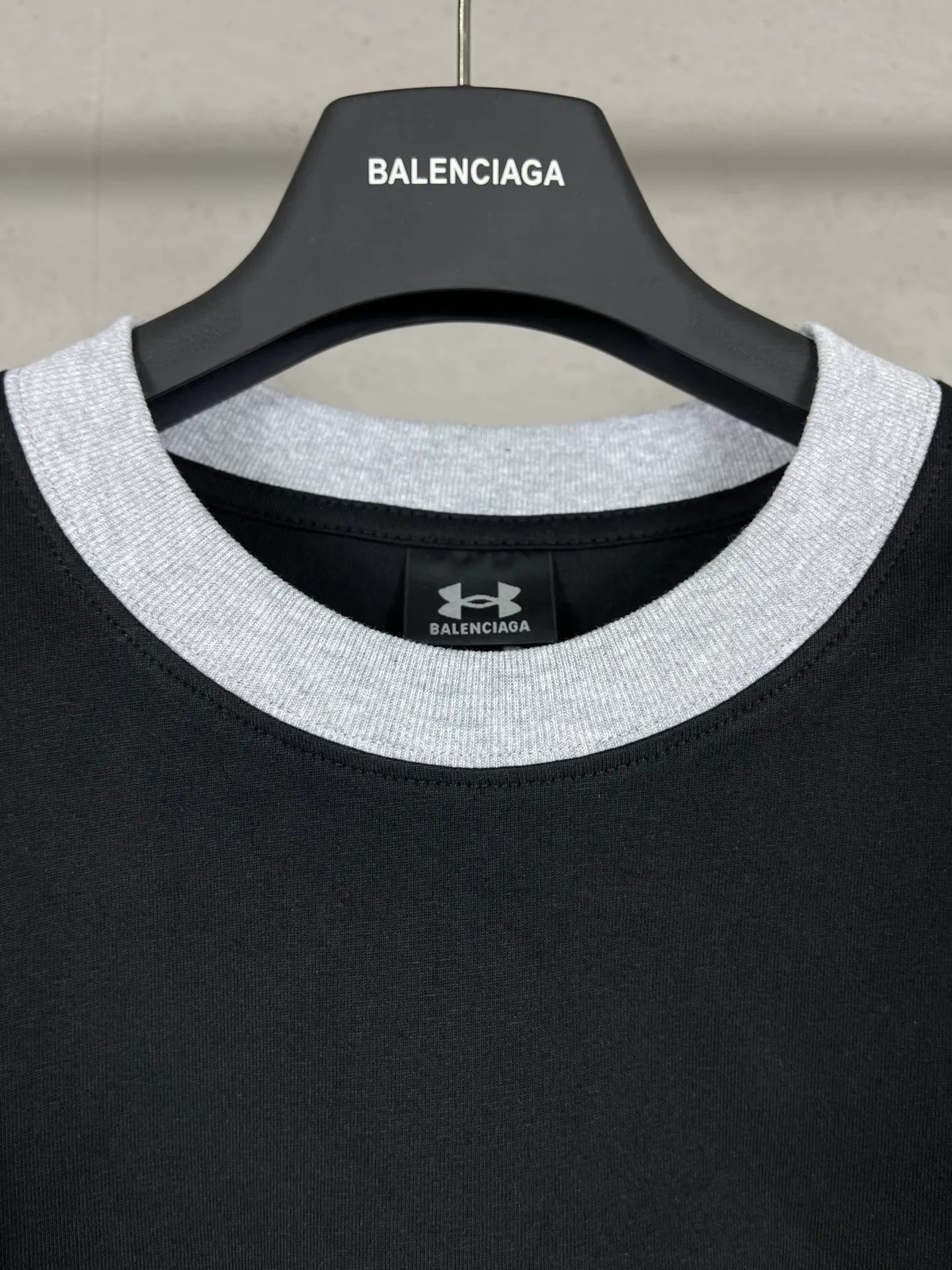 🅿️232 Real photos [Top version. Official website quality] BALENCI*GA/Paris joint Under Armor front and back embroidered color-blocked long-sleeved T-shirt #SS24 latest model. The first genuine product is developed in a timely manner and has great market currency. Comparisons welcome. The fabric is made of Paris ZP custom-woven and dyed cotton double yarn. Weighing 260 grams, the cloth surface is clean. The cloth pattern is clear, soft and comfortable. The threads are dyed with no color difference. The classic LOGO pattern embroidery is embroidered by Tajima imported machine. The letters are clear, three-dimensional and without burrs. Jubie market produces pictures based on pictures. Welcome to compare. The version adopts OS loose shoulder design. Same style for men and women. Code: BL225055 Color: Black Size: XS S M L