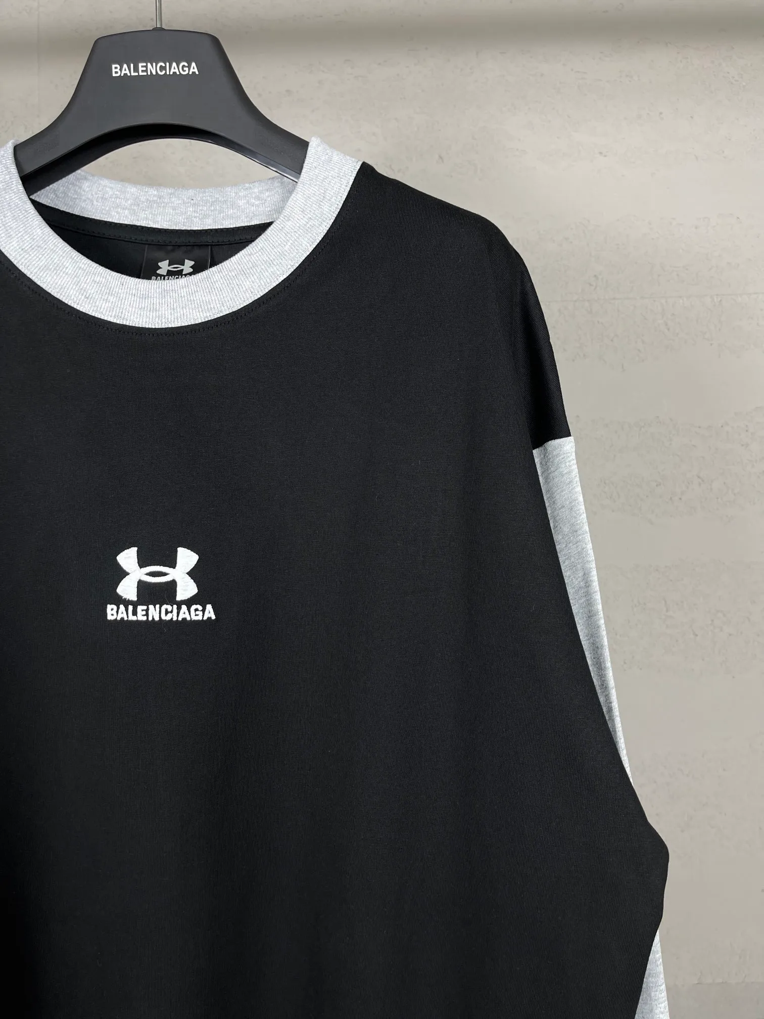 🅿️232 Real photos [Top version. Official website quality] BALENCI*GA/Paris joint Under Armor front and back embroidered color-blocked long-sleeved T-shirt #SS24 latest model. The first genuine product is developed in a timely manner and has great market currency. Comparisons welcome. The fabric is made of Paris ZP custom-woven and dyed cotton double yarn. Weighing 260 grams, the cloth surface is clean. The cloth pattern is clear, soft and comfortable. The threads are dyed with no color difference. The classic LOGO pattern embroidery is embroidered by Tajima imported machine. The letters are clear, three-dimensional and without burrs. Jubie market produces pictures based on pictures. Welcome to compare. The version adopts OS loose shoulder design. Same style for men and women. Code: BL225055 Color: Black Size: XS S M L
