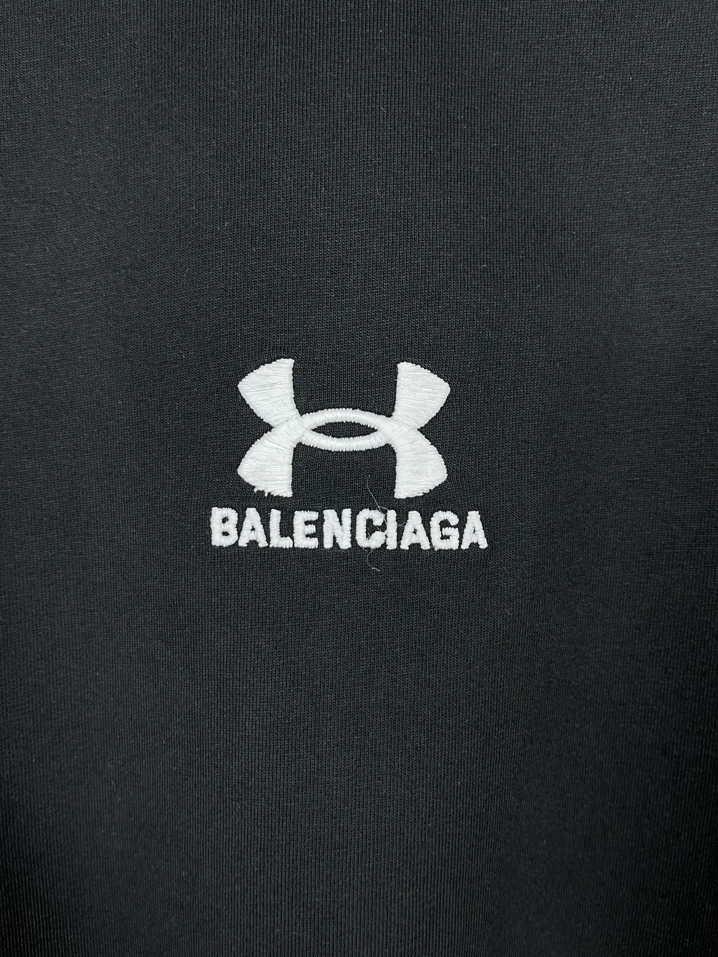 🅿️232 Real photos [Top version. Official website quality] BALENCI*GA/Paris joint Under Armor front and back embroidered color-blocked long-sleeved T-shirt #SS24 latest model. The first genuine product is developed in a timely manner and has great market currency. Comparisons welcome. The fabric is made of Paris ZP custom-woven and dyed cotton double yarn. Weighing 260 grams, the cloth surface is clean. The cloth pattern is clear, soft and comfortable. The threads are dyed with no color difference. The classic LOGO pattern embroidery is embroidered by Tajima imported machine. The letters are clear, three-dimensional and without burrs. Jubie market produces pictures based on pictures. Welcome to compare. The version adopts OS loose shoulder design. Same style for men and women. Code: BL225055 Color: Black Size: XS S M L