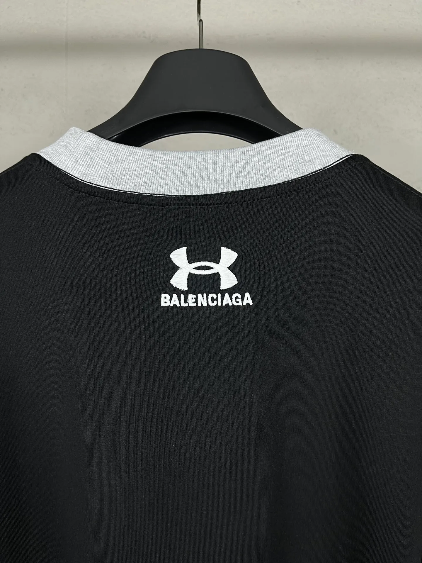 🅿️232 Real photos [Top version. Official website quality] BALENCI*GA/Paris joint Under Armor front and back embroidered color-blocked long-sleeved T-shirt #SS24 latest model. The first genuine product is developed in a timely manner and has great market currency. Comparisons welcome. The fabric is made of Paris ZP custom-woven and dyed cotton double yarn. Weighing 260 grams, the cloth surface is clean. The cloth pattern is clear, soft and comfortable. The threads are dyed with no color difference. The classic LOGO pattern embroidery is embroidered by Tajima imported machine. The letters are clear, three-dimensional and without burrs. Jubie market produces pictures based on pictures. Welcome to compare. The version adopts OS loose shoulder design. Same style for men and women. Code: BL225055 Color: Black Size: XS S M L
