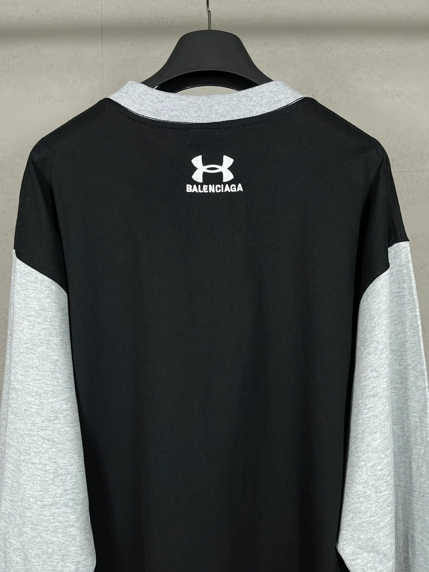 🅿️232 Real photos [Top version. Official website quality] BALENCI*GA/Paris joint Under Armor front and back embroidered color-blocked long-sleeved T-shirt #SS24 latest model. The first genuine product is developed in a timely manner and has great market currency. Comparisons welcome. The fabric is made of Paris ZP custom-woven and dyed cotton double yarn. Weighing 260 grams, the cloth surface is clean. The cloth pattern is clear, soft and comfortable. The threads are dyed with no color difference. The classic LOGO pattern embroidery is embroidered by Tajima imported machine. The letters are clear, three-dimensional and without burrs. Jubie market produces pictures based on pictures. Welcome to compare. The version adopts OS loose shoulder design. Same style for men and women. Code: BL225055 Color: Black Size: XS S M L