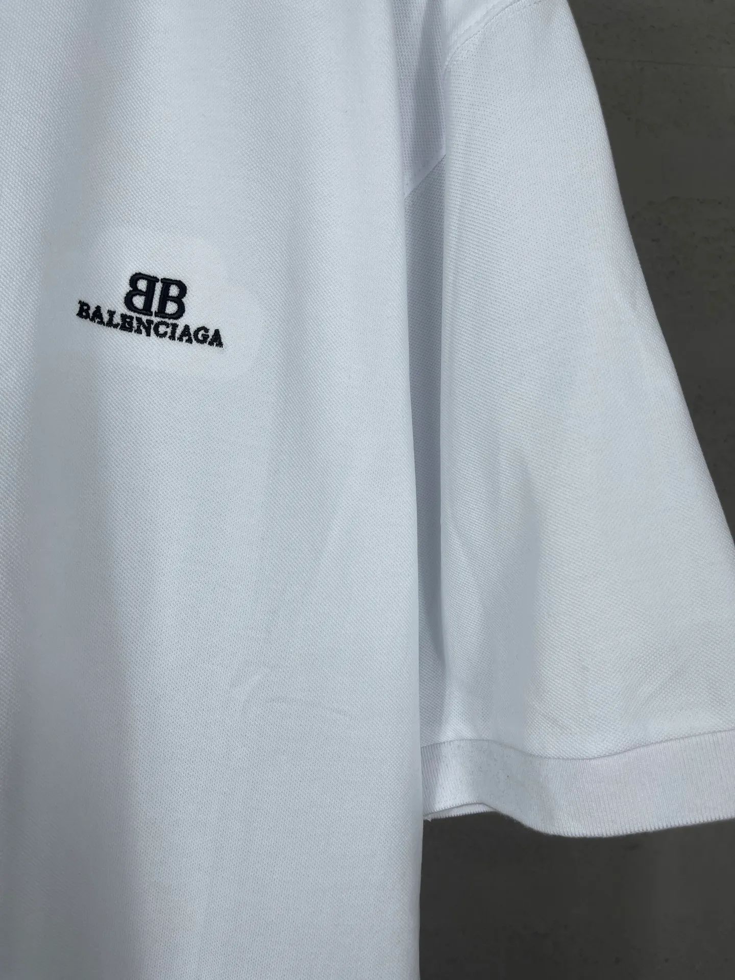 🅿️200 Actual pictures [Top version. Official website quality] BALENCI*GA/Paris #2025 new style, Paris classic LOGO double B embroidered POLO shirt, pure cotton rib cuffs, welcome to compare! The fabric is made of Paris ZP custom-woven and dyed cotton pique, with a weight of 260 grams. The cloth surface is clean. The cloth pattern is clear, soft and comfortable. The threads are woven and dyed with no color difference. The embroidered LOGO is embroidered using imported Tajima embroidery machine. The effect is three-dimensional. Restore the brick cabinet, adopt OS loose shoulder style. Same style for men and women. Coding: BL252205 Color: black, white Size: XS S M L