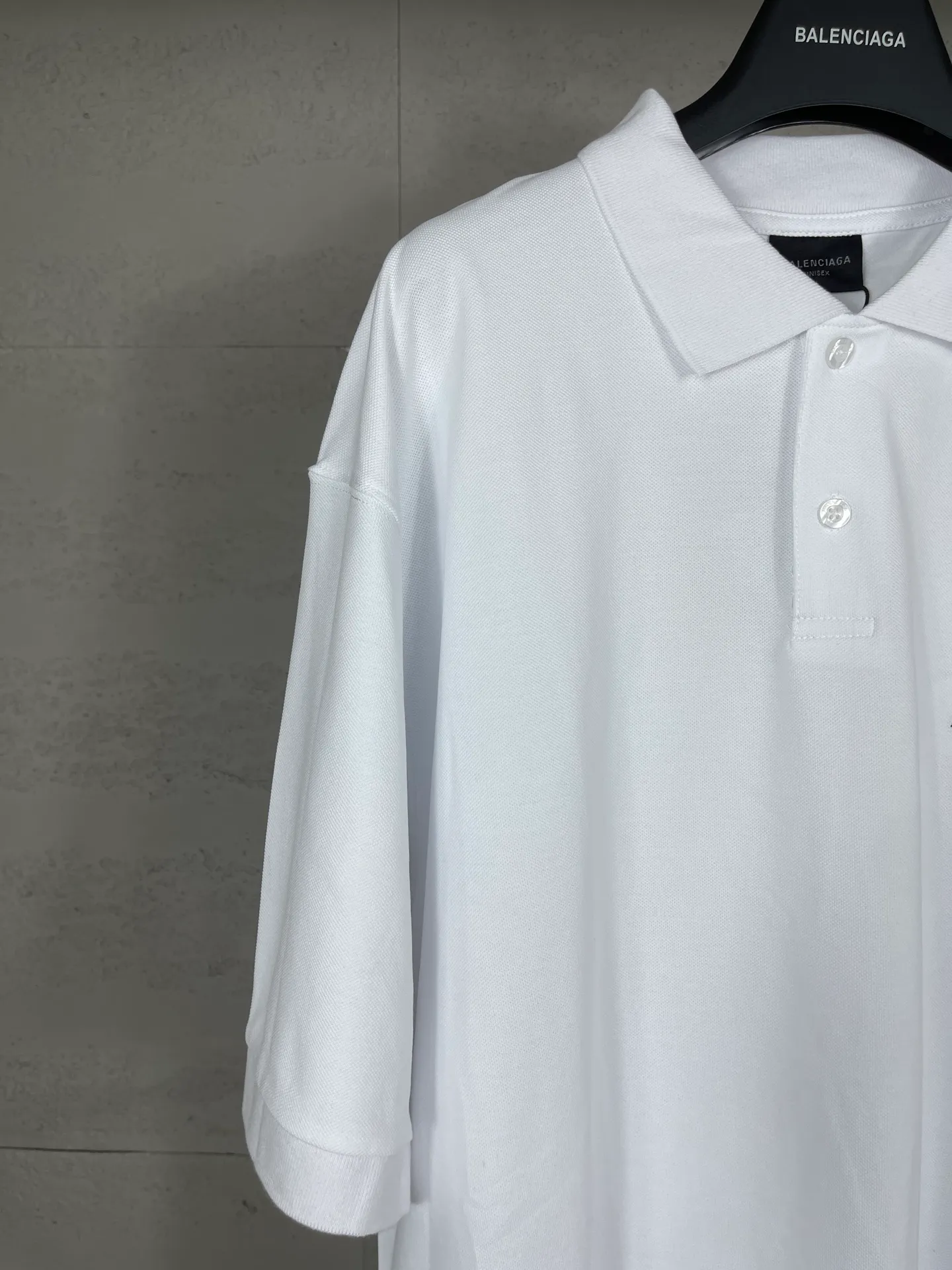🅿️200 Actual pictures [Top version. Official website quality] BALENCI*GA/Paris #2025 new style, Paris classic LOGO double B embroidered POLO shirt, pure cotton rib cuffs, welcome to compare! The fabric is made of Paris ZP custom-woven and dyed cotton pique, with a weight of 260 grams. The cloth surface is clean. The cloth pattern is clear, soft and comfortable. The threads are woven and dyed with no color difference. The embroidered LOGO is embroidered using imported Tajima embroidery machine. The effect is three-dimensional. Restore the brick cabinet, adopt OS loose shoulder style. Same style for men and women. Coding: BL252205 Color: black, white Size: XS S M L