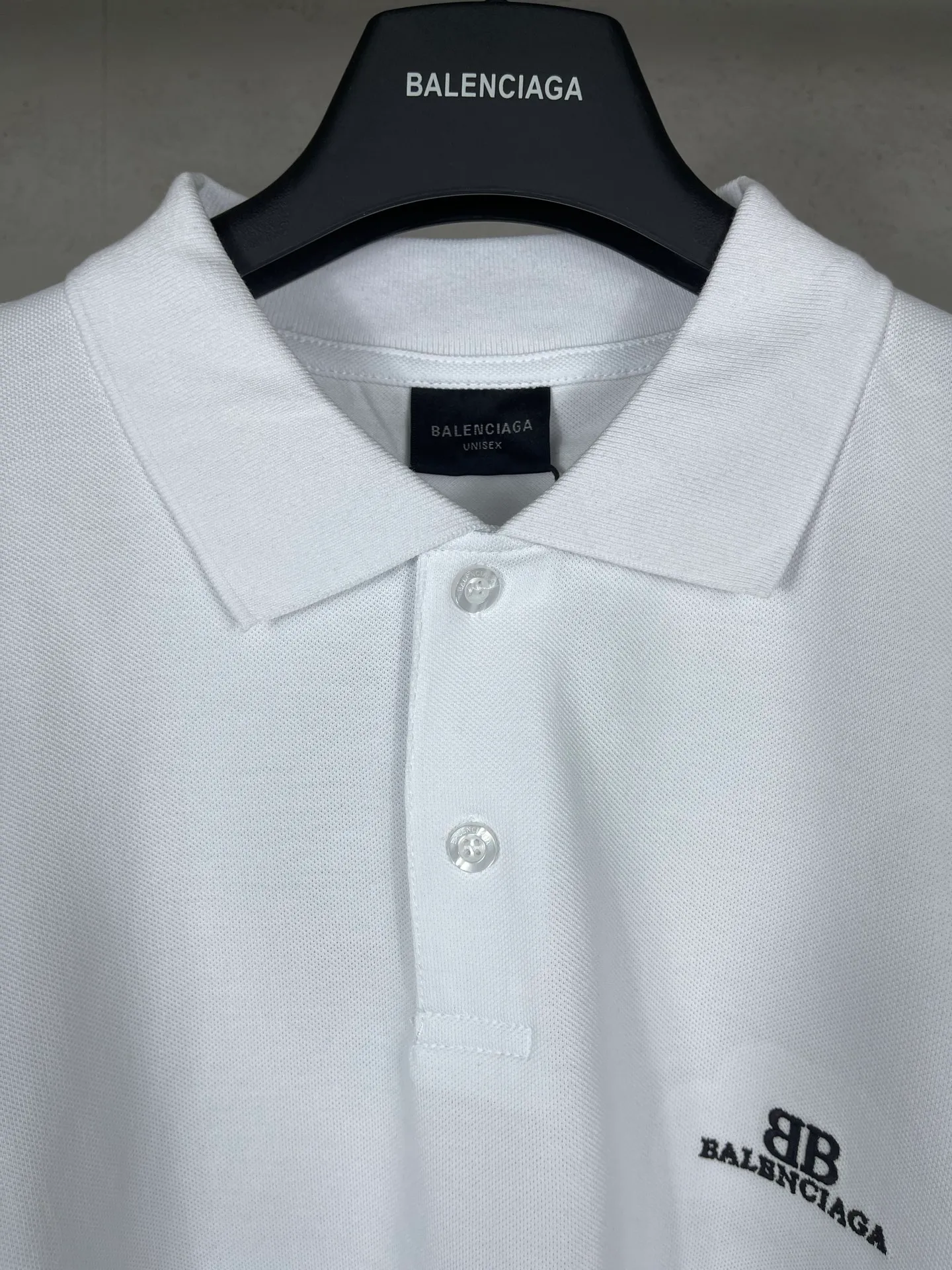 🅿️200 Actual pictures [Top version. Official website quality] BALENCI*GA/Paris #2025 new style, Paris classic LOGO double B embroidered POLO shirt, pure cotton rib cuffs, welcome to compare! The fabric is made of Paris ZP custom-woven and dyed cotton pique, with a weight of 260 grams. The cloth surface is clean. The cloth pattern is clear, soft and comfortable. The threads are woven and dyed with no color difference. The embroidered LOGO is embroidered using imported Tajima embroidery machine. The effect is three-dimensional. Restore the brick cabinet, adopt OS loose shoulder style. Same style for men and women. Coding: BL252205 Color: black, white Size: XS S M L