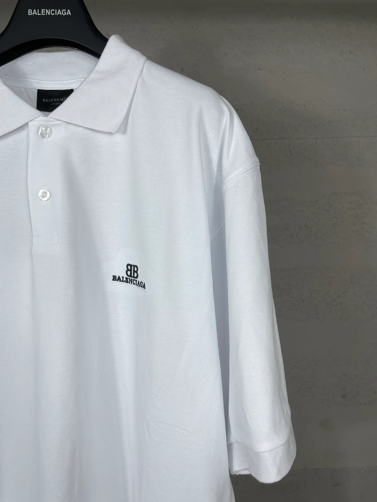 🅿️200 Actual pictures [Top version. Official website quality] BALENCI*GA/Paris #2025 new style, Paris classic LOGO double B embroidered POLO shirt, pure cotton rib cuffs, welcome to compare! The fabric is made of Paris ZP custom-woven and dyed cotton pique, with a weight of 260 grams. The cloth surface is clean. The cloth pattern is clear, soft and comfortable. The threads are woven and dyed with no color difference. The embroidered LOGO is embroidered using imported Tajima embroidery machine. The effect is three-dimensional. Restore the brick cabinet, adopt OS loose shoulder style. Same style for men and women. Coding: BL252205 Color: black, white Size: XS S M L