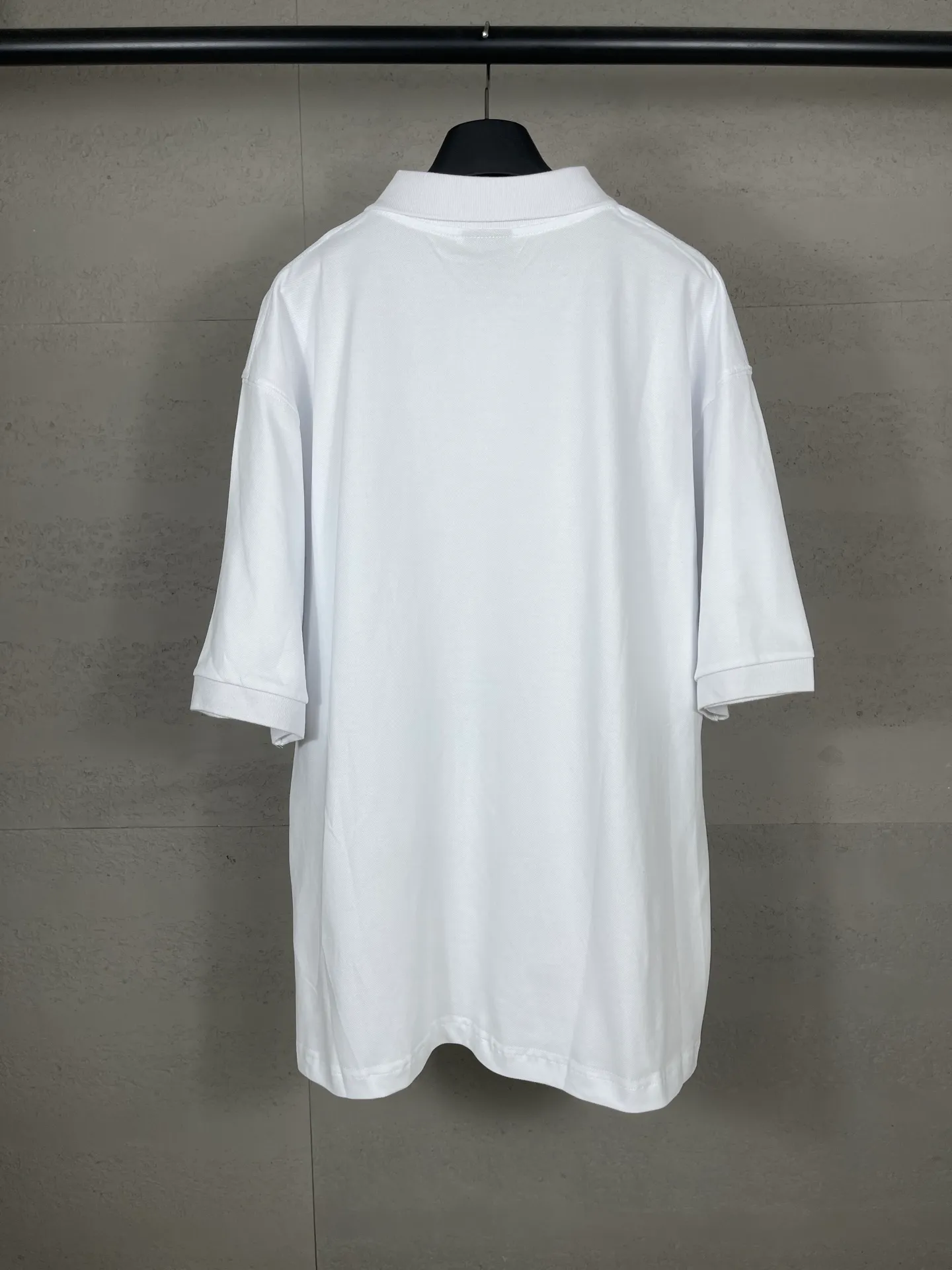 🅿️200 Actual pictures [Top version. Official website quality] BALENCI*GA/Paris #2025 new style, Paris classic LOGO double B embroidered POLO shirt, pure cotton rib cuffs, welcome to compare! The fabric is made of Paris ZP custom-woven and dyed cotton pique, with a weight of 260 grams. The cloth surface is clean. The cloth pattern is clear, soft and comfortable. The threads are woven and dyed with no color difference. The embroidered LOGO is embroidered using imported Tajima embroidery machine. The effect is three-dimensional. Restore the brick cabinet, adopt OS loose shoulder style. Same style for men and women. Coding: BL252205 Color: black, white Size: XS S M L