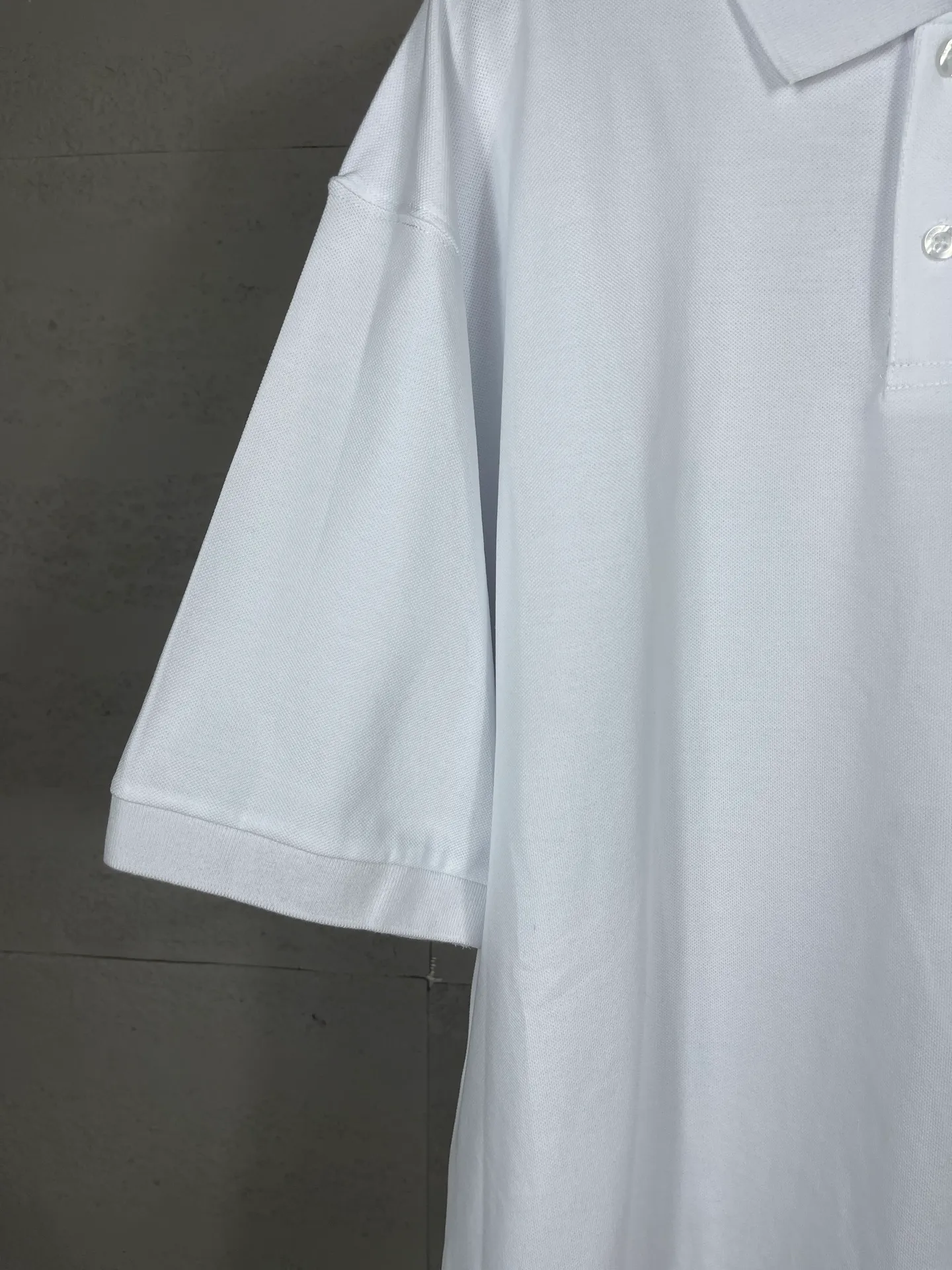 🅿️200 Actual pictures [Top version. Official website quality] BALENCI*GA/Paris #2025 new style, Paris classic LOGO double B embroidered POLO shirt, pure cotton rib cuffs, welcome to compare! The fabric is made of Paris ZP custom-woven and dyed cotton pique, with a weight of 260 grams. The cloth surface is clean. The cloth pattern is clear, soft and comfortable. The threads are woven and dyed with no color difference. The embroidered LOGO is embroidered using imported Tajima embroidery machine. The effect is three-dimensional. Restore the brick cabinet, adopt OS loose shoulder style. Same style for men and women. Coding: BL252205 Color: black, white Size: XS S M L