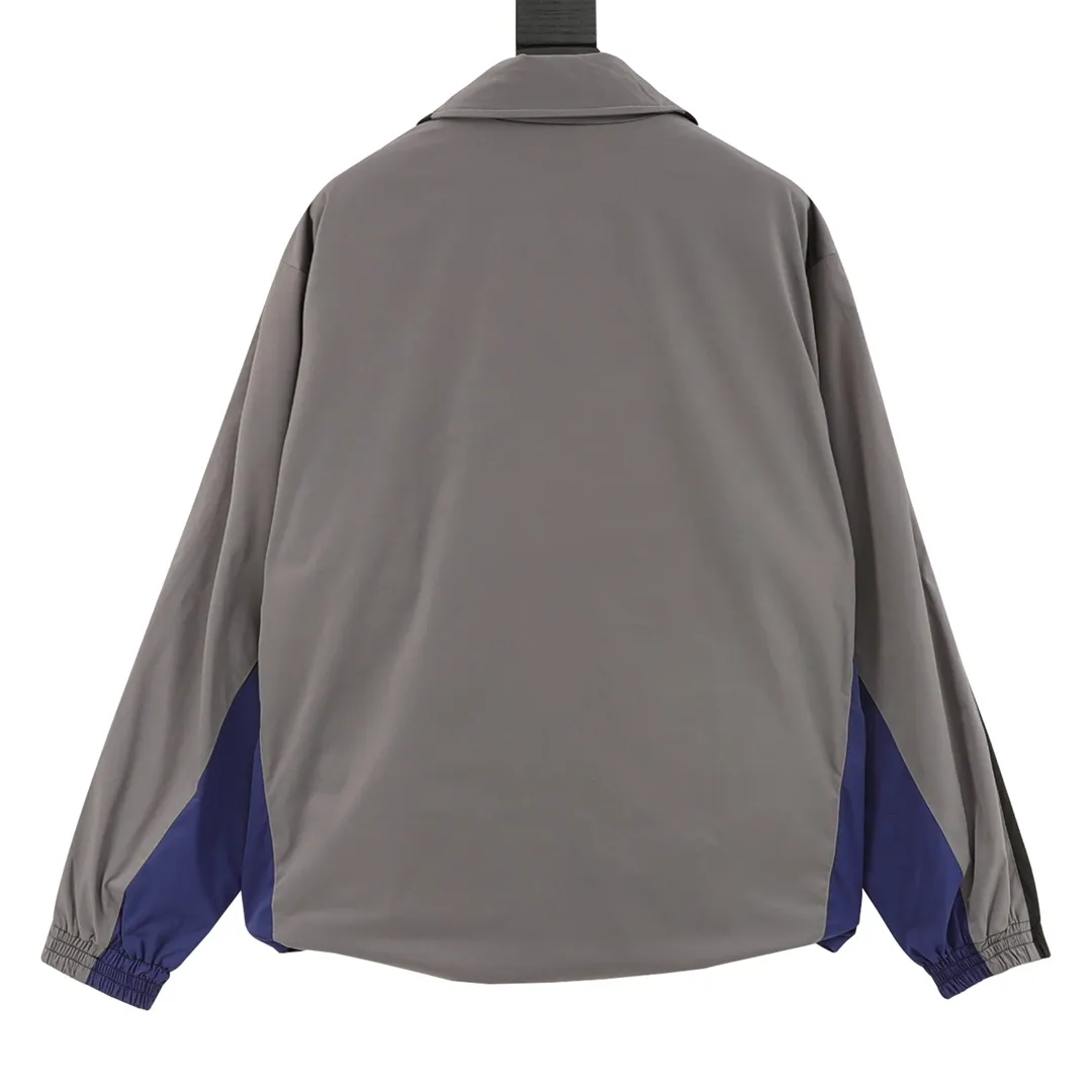 🅿️620 Balenciaga/Balenciaga two-color stitching letter embroidered windbreaker jacket This product uses high-quality PET sliced ​​polyester fiber as the spinning raw material to ensure that it has stable chemical and physical properties. Using a high-speed spinning process, PET slices are made into POY (pre-oriented yarn) or FDY (fully drawn yarn) through melting, filtration, spinneret extrusion and other steps. These filament products have the characteristics of high breaking strength, high elastic modulus, excellent heat setting properties, good resilience properties, heat resistance, light resistance, corrosion resistance, easy washing and quick drying. It adopts the classic washing and distressing process and is carefully polished to present a unique whitening effect, showing the retro charm that has accumulated over time. This process uses specific washing methods to achieve a certain visual and tactile effect on the garments, giving the garments an old and worn feel. Same style for men and women Sizes: XS-L