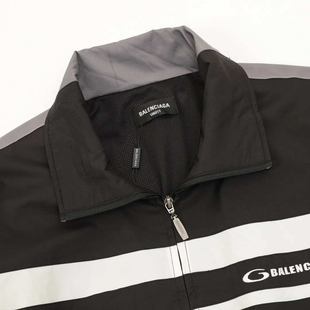 🅿️620 Balenciaga/Balenciaga two-color stitching letter embroidered windbreaker jacket This product uses high-quality PET sliced ​​polyester fiber as the spinning raw material to ensure that it has stable chemical and physical properties. Using a high-speed spinning process, PET slices are made into POY (pre-oriented yarn) or FDY (fully drawn yarn) through melting, filtration, spinneret extrusion and other steps. These filament products have the characteristics of high breaking strength, high elastic modulus, excellent heat setting properties, good resilience properties, heat resistance, light resistance, corrosion resistance, easy washing and quick drying. It adopts the classic washing and distressing process and is carefully polished to present a unique whitening effect, showing the retro charm that has accumulated over time. This process uses specific washing methods to achieve a certain visual and tactile effect on the garments, giving the garments an old and worn feel. Same style for men and women Sizes: XS-L