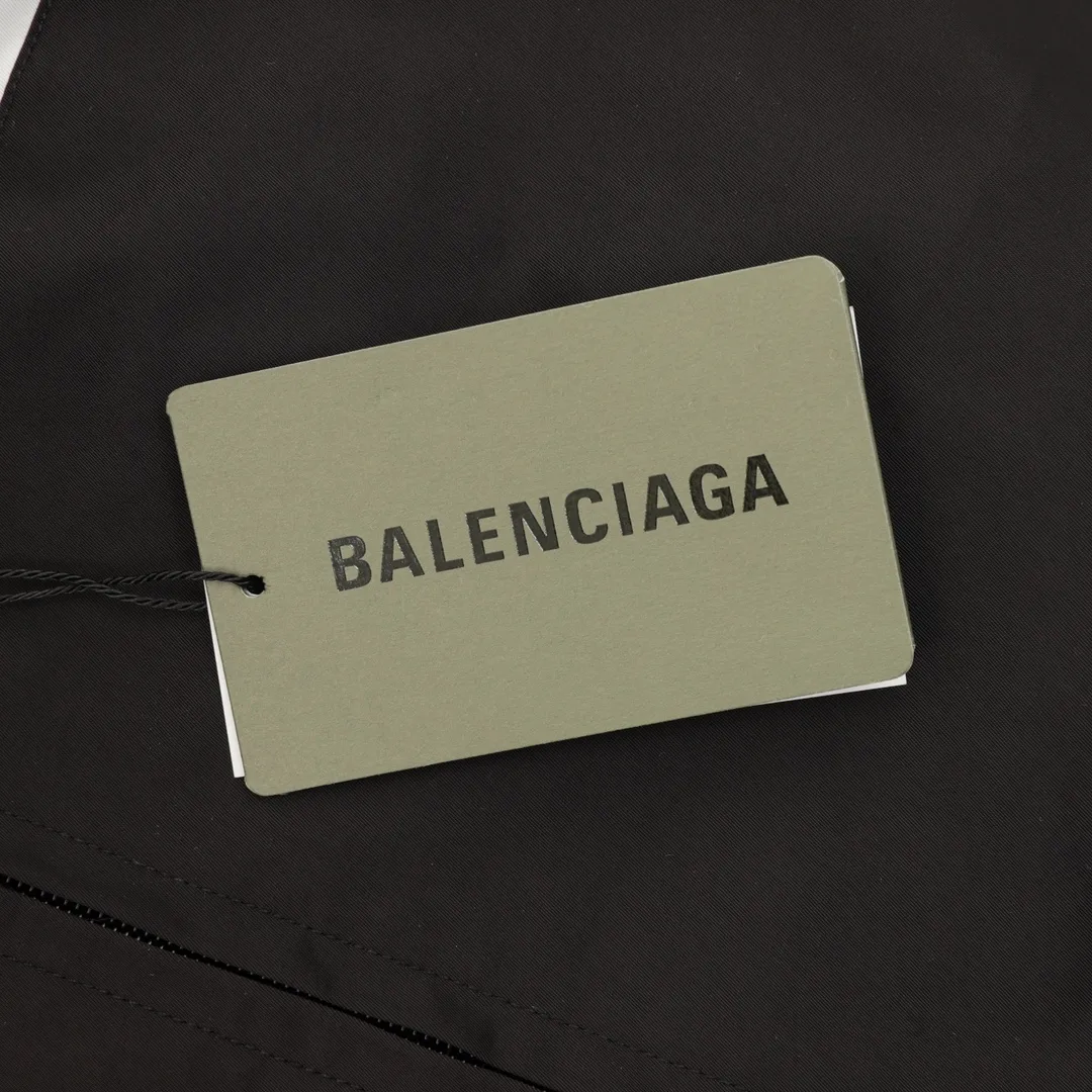 🅿️620 Balenciaga/Balenciaga two-color stitching letter embroidered windbreaker jacket This product uses high-quality PET sliced ​​polyester fiber as the spinning raw material to ensure that it has stable chemical and physical properties. Using a high-speed spinning process, PET slices are made into POY (pre-oriented yarn) or FDY (fully drawn yarn) through melting, filtration, spinneret extrusion and other steps. These filament products have the characteristics of high breaking strength, high elastic modulus, excellent heat setting properties, good resilience properties, heat resistance, light resistance, corrosion resistance, easy washing and quick drying. It adopts the classic washing and distressing process and is carefully polished to present a unique whitening effect, showing the retro charm that has accumulated over time. This process uses specific washing methods to achieve a certain visual and tactile effect on the garments, giving the garments an old and worn feel. Same style for men and women Sizes: XS-L