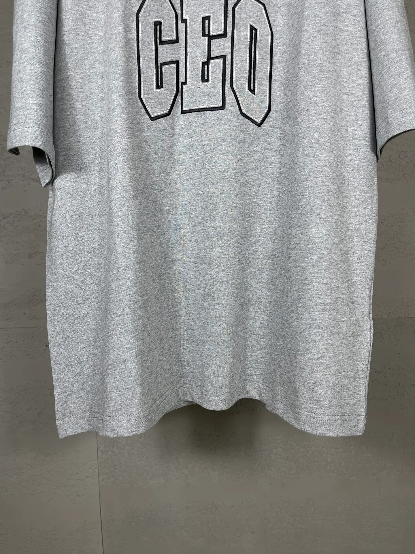 🅿️180 real photos [Top version. Official website quality] BALENCI*GA/Paris. 2025 new model. The short-sleeved T-shirt is embroidered with the CEO team logo on the front. It is synchronized with the brick cabinet. It is developed as an authentic product at the first time. Please print and compare! The fabric is made of Paris ZP custom-woven and dyed cotton with double yarn. Weighing 260 grams, the cloth surface is clean. The cloth pattern is clear, soft and comfortable. The threads are dyed with no color difference. The embroidery uses imported Tajima embroidery machines. The letters are clear and the effect is three-dimensional. The entire garment is worn and distressed. The version adopts OS loose shoulder design. Same style for men and women. Code: BL253697 Color: Gray Size: XS S M L