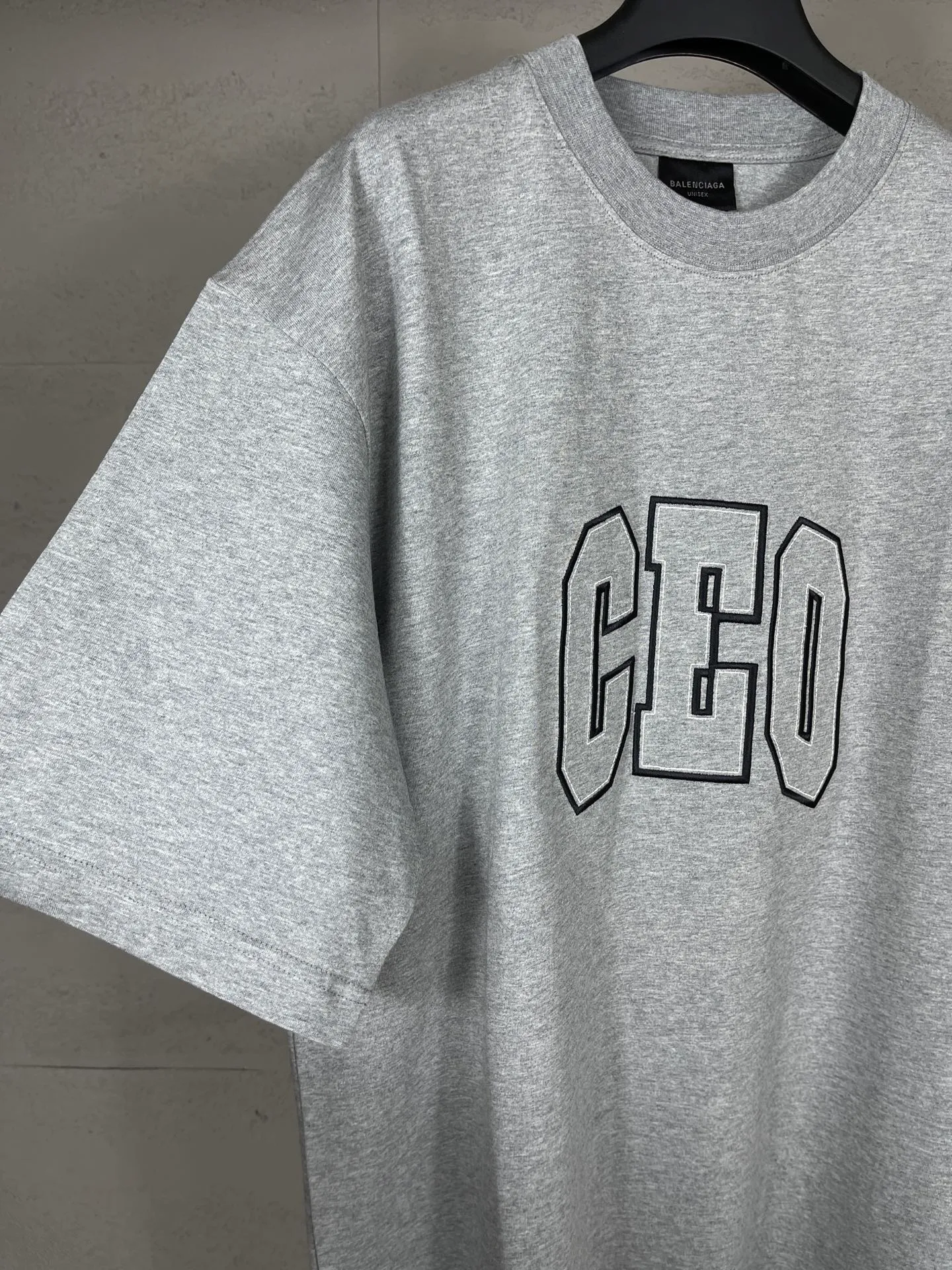 🅿️180 real photos [Top version. Official website quality] BALENCI*GA/Paris. 2025 new model. The short-sleeved T-shirt is embroidered with the CEO team logo on the front. It is synchronized with the brick cabinet. It is developed as an authentic product at the first time. Please print and compare! The fabric is made of Paris ZP custom-woven and dyed cotton with double yarn. Weighing 260 grams, the cloth surface is clean. The cloth pattern is clear, soft and comfortable. The threads are dyed with no color difference. The embroidery uses imported Tajima embroidery machines. The letters are clear and the effect is three-dimensional. The entire garment is worn and distressed. The version adopts OS loose shoulder design. Same style for men and women. Code: BL253697 Color: Gray Size: XS S M L