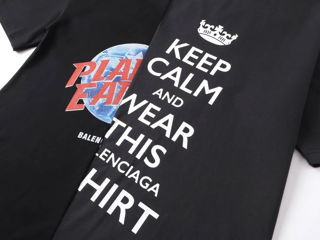 🅿️220 real photos [Top version. Official website quality] BALENCI*GA/Paris. SS25 latest letter LOGO printed splicing off-shoulder short-sleeved T-shirt. Brick cabinet synchronization. Genuine product developed at the first time, happy to print and compare! The fabric is made of Paris ZP custom-woven and dyed cotton double yarn. Weighing 260 grams, the cloth surface is clean. The cloth pattern is clear, soft and comfortable, and the threads are dyed with no color difference. The printing uses environmentally friendly imported materials. The letters are clear and the effect is three-dimensional. The version adopts OS loose shoulder design. Women's model Code: BL253636 Color: black and blue Size: XS S M L