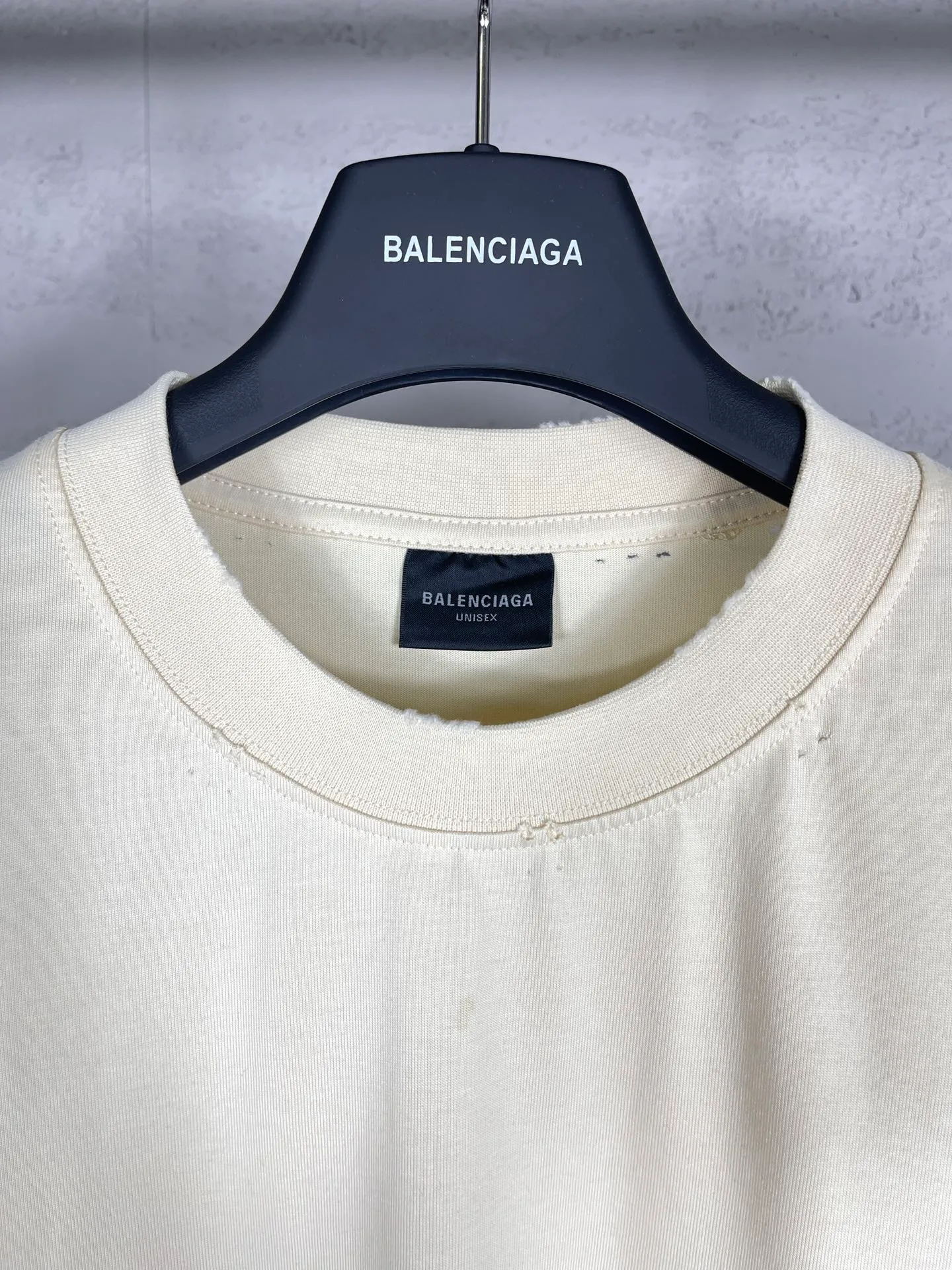 🅿️180 real photos [Top version. Official website quality] BALENCI*GA/Paris. Angelo Badalamenti music special 2024 new style. All pattern details, colors, Y boards are customized, brick cabinets are synchronized. Genuine products are developed at the first time, please print and compare! The fabric is made of Paris ZP custom-woven and dyed cotton double yarn. Weighing 260 grams, the cloth surface is clean. The cloth pattern is clear, soft and comfortable. The threads are dyed with no color difference. The printing uses environmentally friendly imported materials, the letters are clear and the effect is three-dimensional. The version adopts OS loose shoulder design. Same style for men and women. Code: BL223337 Color: black, Mi Xing Size: XS to L