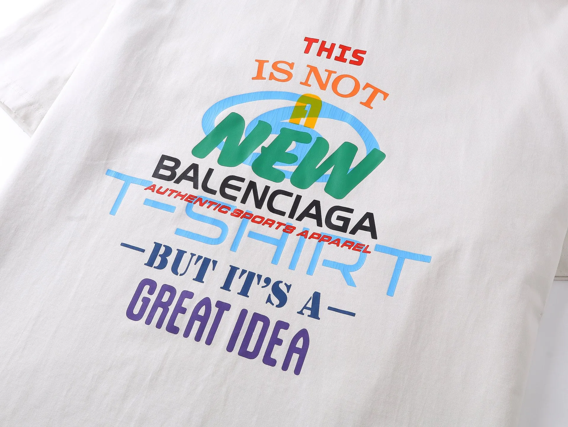 🅿️186 real shots [Top version. Official website quality] BALENCI*SS25 new model. Short-sleeved T-shirts with colorful multi-element artistic printing of letter LOGO. Synchronized with brick cabinets. Developed as genuine products at the first time, enjoy printing and comparison! The fabric is made of Paris ZP custom-woven and dyed cotton double yarn. Weighing 260 grams, the cloth surface is clean. The cloth pattern is clear, soft and comfortable. The threads are dyed with no color difference. The printing uses environmentally friendly imported materials. The letters are clear and the effect is three-dimensional. The version adopts OS loose shoulder design. Same style for men and women. Code: BL253708 Color: Apricot Size: XS S M L