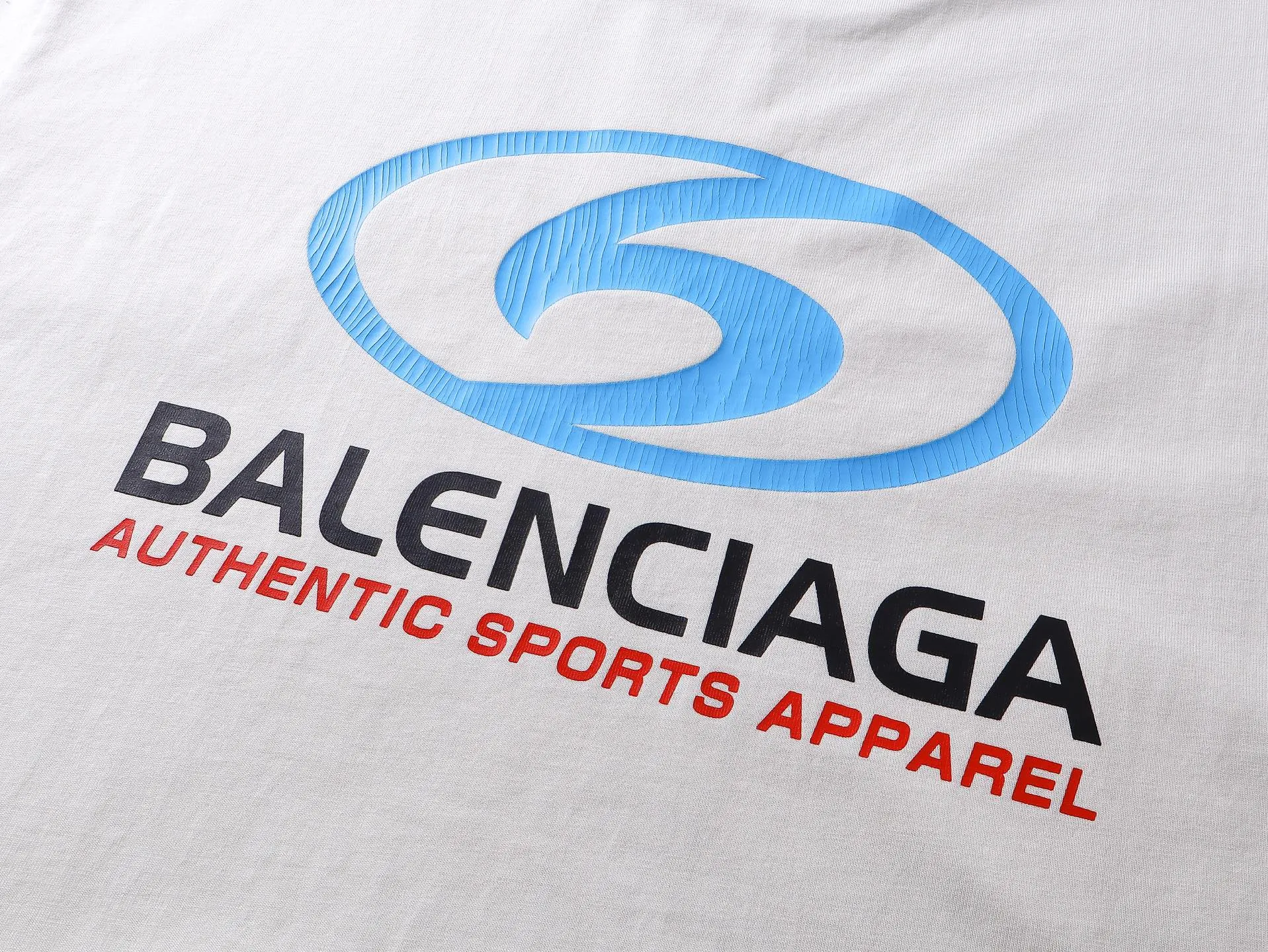 🅿️186 real shots [Top version. Official website quality] BALENCI*SS25 new model. Short-sleeved T-shirts with colorful multi-element artistic printing of letter LOGO. Synchronized with brick cabinets. Developed as genuine products at the first time, enjoy printing and comparison! The fabric is made of Paris ZP custom-woven and dyed cotton double yarn. Weighing 260 grams, the cloth surface is clean. The cloth pattern is clear, soft and comfortable. The threads are dyed with no color difference. The printing uses environmentally friendly imported materials. The letters are clear and the effect is three-dimensional. The version adopts OS loose shoulder design. Same style for men and women. Code: BL253708 Color: Apricot Size: XS S M L