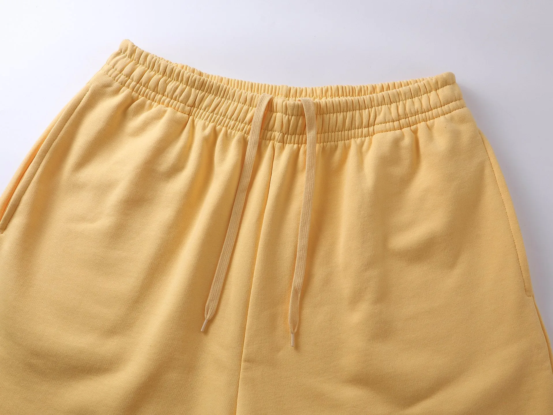 🅿️220 real photos [Top version. Official website quality] BALENCI*GA/Paris. 2025 new model. The wheat ear LOGO embroidery on the front is washed, distressed and frayed shorts. The brick cabinet is synchronized. The original product is developed at the first time, please print and compare! The fabric is made of Paris ZP custom-woven and dyed 100% cotton terry sweatshirt. The weight is 460 grams. The cloth surface is clean. The cloth pattern is clear and the hand feels soft and comfortable. The embroidery is embroidered with an imported Tajima embroidery machine. The letters are clear and the effect is three-dimensional. The version adopts a loose version. Same style for men and women. Code: BL257007 Color: washed black, yellow Size: XS S M L