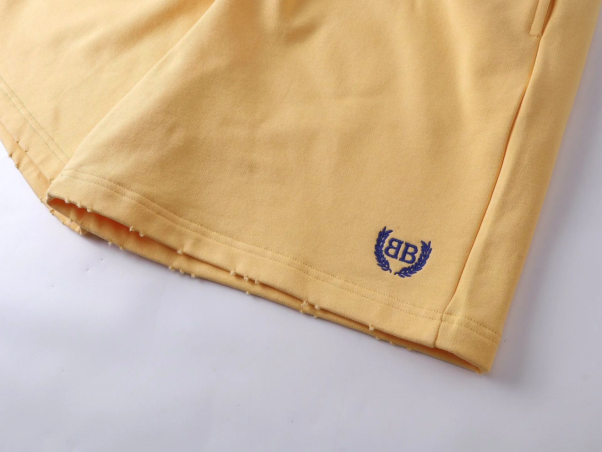 🅿️220 real photos [Top version. Official website quality] BALENCI*GA/Paris. 2025 new model. The wheat ear LOGO embroidery on the front is washed, distressed and frayed shorts. The brick cabinet is synchronized. The original product is developed at the first time, please print and compare! The fabric is made of Paris ZP custom-woven and dyed 100% cotton terry sweatshirt. The weight is 460 grams. The cloth surface is clean. The cloth pattern is clear and the hand feels soft and comfortable. The embroidery is embroidered with an imported Tajima embroidery machine. The letters are clear and the effect is three-dimensional. The version adopts a loose version. Same style for men and women. Code: BL257007 Color: washed black, yellow Size: XS S M L