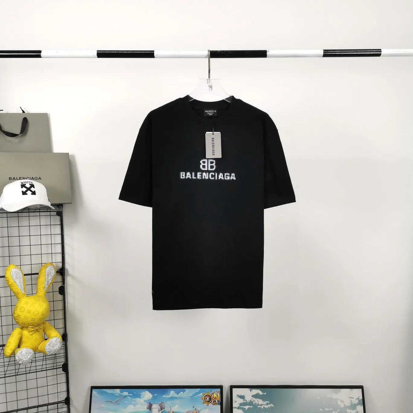 [New arrival] The top tested version of BALENCIAGA 22S early spring new fashion hole phantom mosaic blurred letters loose cotton short-sleeved T-shirt for men and women couples. The fabric is made of 32s 260g combed cotton fabric. The fabric density is extremely high. The chest is printed with digital direct injection, which has a dizzy effect of fuzzy mathematical patterns. It restores the hazy gradient phantom printing of the English "Balenciaga" on the chest without any difference. The intercalated gray is a yarn-dyed fabric, and the yarn is dyed first and then woven. Feel free to compare.  Color: Black White Size: XS-L P: 250