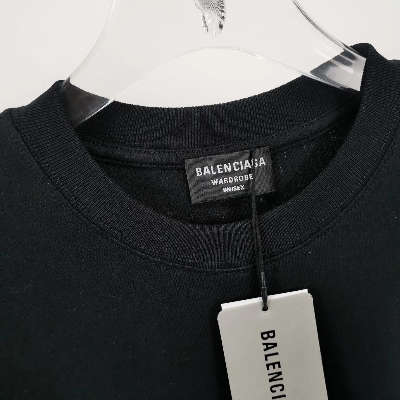 [New arrival] The top tested version of BALENCIAGA 22S early spring new fashion hole phantom mosaic blurred letters loose cotton short-sleeved T-shirt for men and women couples. The fabric is made of 32s 260g combed cotton fabric. The fabric density is extremely high. The chest is printed with digital direct injection, which has a dizzy effect of fuzzy mathematical patterns. It restores the hazy gradient phantom printing of the English "Balenciaga" on the chest without any difference. The intercalated gray is a yarn-dyed fabric, and the yarn is dyed first and then woven. Feel free to compare.  Color: Black White Size: XS-L P: 250