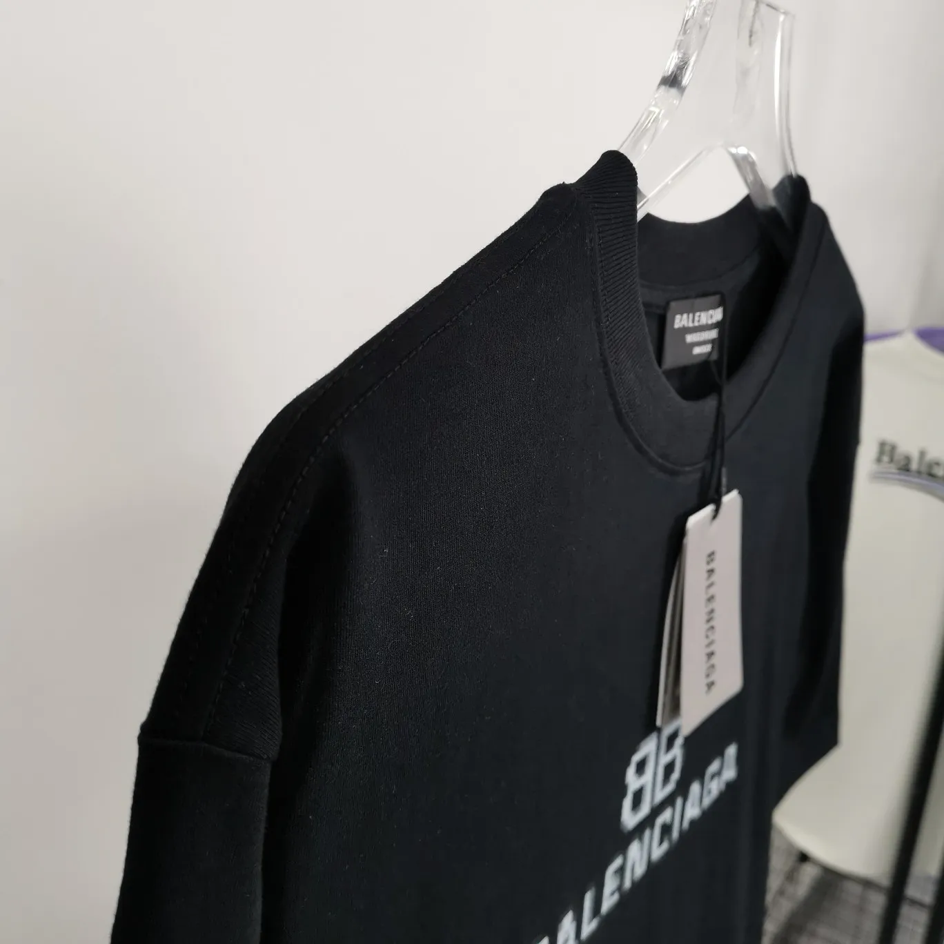 [New arrival] The top tested version of BALENCIAGA 22S early spring new fashion hole phantom mosaic blurred letters loose cotton short-sleeved T-shirt for men and women couples. The fabric is made of 32s 260g combed cotton fabric. The fabric density is extremely high. The chest is printed with digital direct injection, which has a dizzy effect of fuzzy mathematical patterns. It restores the hazy gradient phantom printing of the English "Balenciaga" on the chest without any difference. The intercalated gray is a yarn-dyed fabric, and the yarn is dyed first and then woven. Feel free to compare.  Color: Black White Size: XS-L P: 250