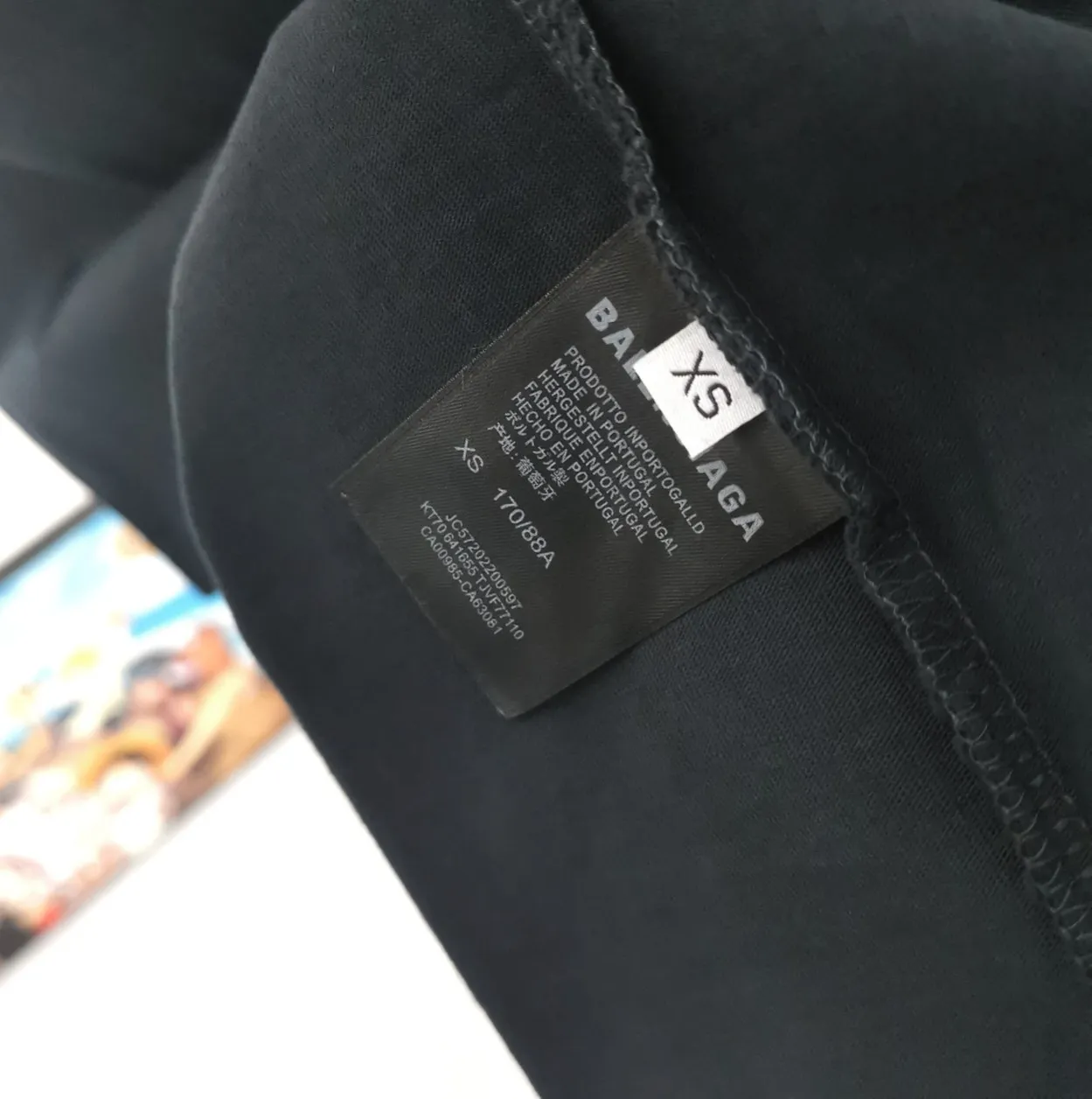 [New arrival] The top tested version of BALENCIAGA 22S early spring new fashion hole phantom mosaic blurred letters loose cotton short-sleeved T-shirt for men and women couples. The fabric is made of 32s 260g combed cotton fabric. The fabric density is extremely high. The chest is printed with digital direct injection, which has a dizzy effect of fuzzy mathematical patterns. It restores the hazy gradient phantom printing of the English "Balenciaga" on the chest without any difference. The intercalated gray is a yarn-dyed fabric, and the yarn is dyed first and then woven. Feel free to compare.  Color: Black White Size: XS-L P: 250
