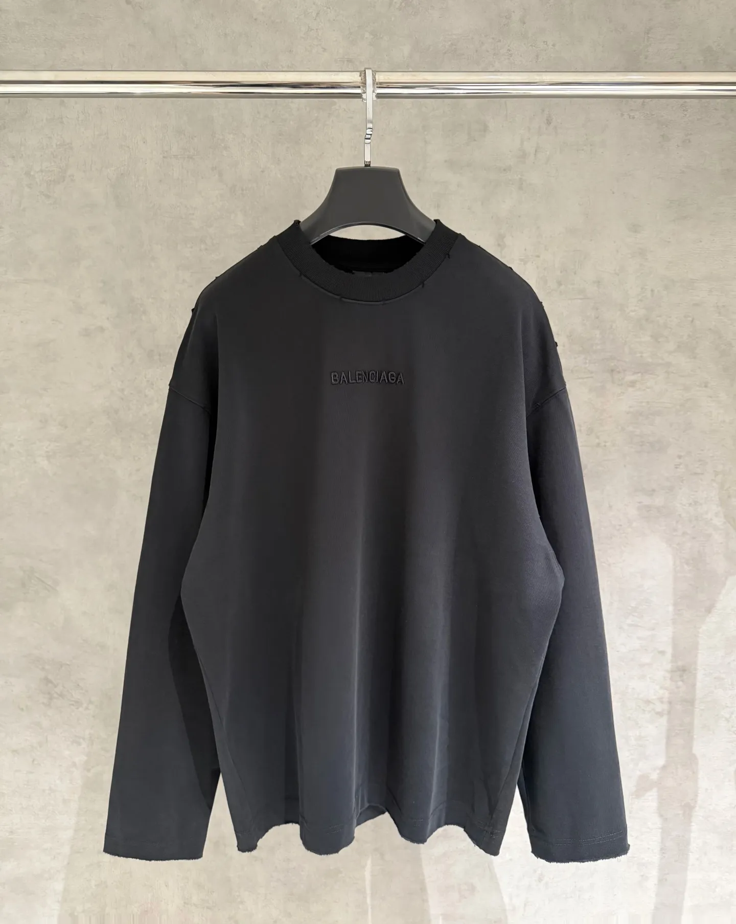 🅿️350 [Strict quality control] Balenciaga's new heavy-weight long-sleeved sweatshirt T-shirt. Heavy 420g double yarn fabric. Three-dimensional embroidery on the front and full-length patch embroidery on the back. The whole garment is washed twice. The four sides are frayed and torn. Heavy fabric. The collar is made of icy Salona. Loose version. Deep, wide and stylish. No deformation or shrinkage. 3 colors of black, white and gray. Size: M-2xl