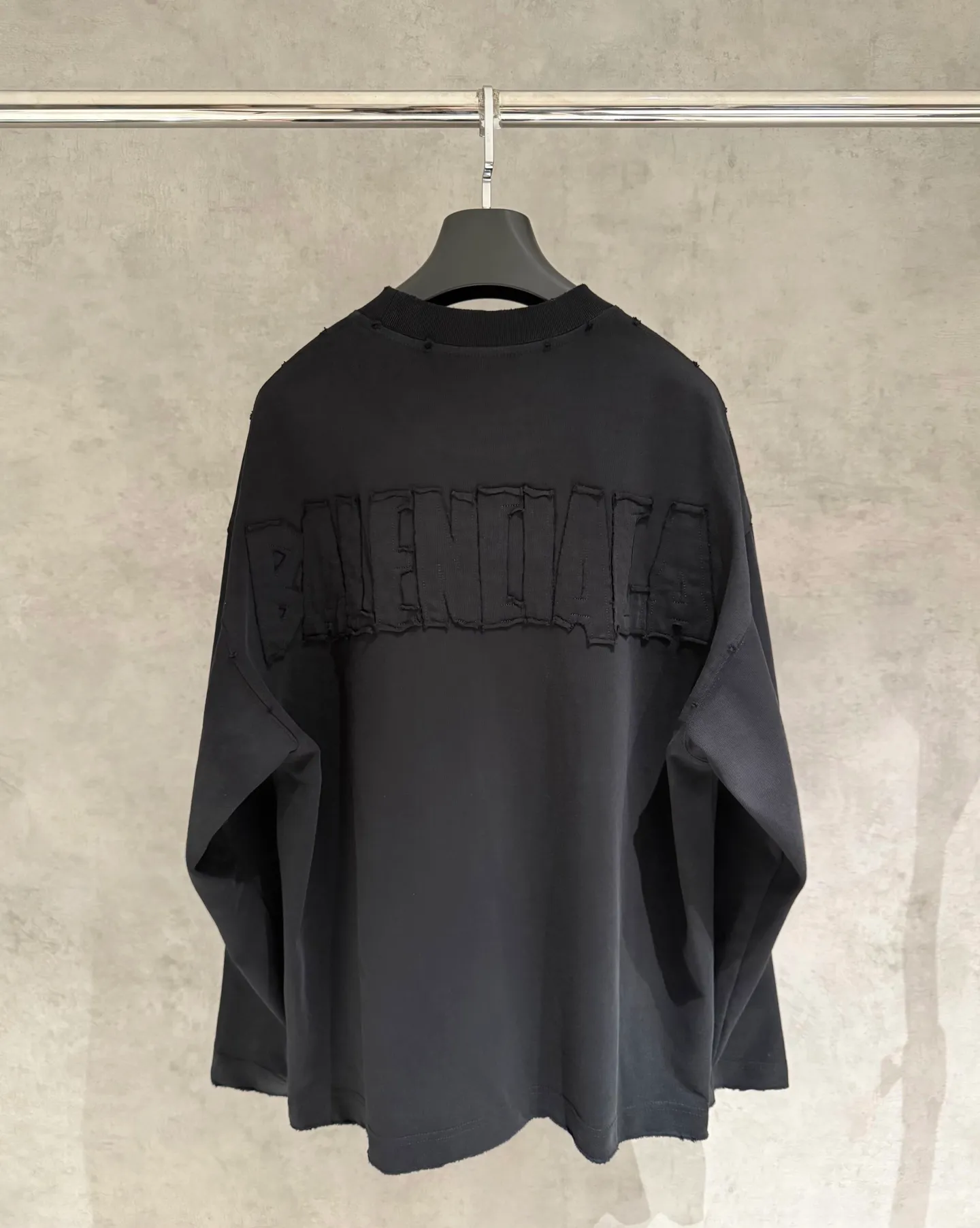 🅿️350 [Strict quality control] Balenciaga's new heavy-weight long-sleeved sweatshirt T-shirt. Heavy 420g double yarn fabric. Three-dimensional embroidery on the front and full-length patch embroidery on the back. The whole garment is washed twice. The four sides are frayed and torn. Heavy fabric. The collar is made of icy Salona. Loose version. Deep, wide and stylish. No deformation or shrinkage. 3 colors of black, white and gray. Size: M-2xl