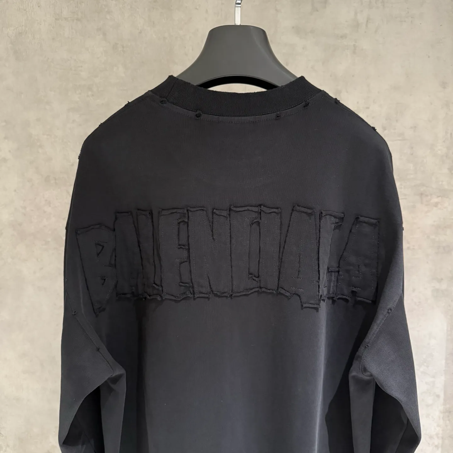 🅿️350 [Strict quality control] Balenciaga's new heavy-weight long-sleeved sweatshirt T-shirt. Heavy 420g double yarn fabric. Three-dimensional embroidery on the front and full-length patch embroidery on the back. The whole garment is washed twice. The four sides are frayed and torn. Heavy fabric. The collar is made of icy Salona. Loose version. Deep, wide and stylish. No deformation or shrinkage. 3 colors of black, white and gray. Size: M-2xl