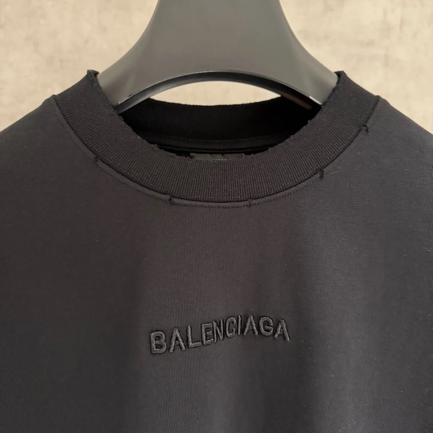 🅿️350 [Strict quality control] Balenciaga's new heavy-weight long-sleeved sweatshirt T-shirt. Heavy 420g double yarn fabric. Three-dimensional embroidery on the front and full-length patch embroidery on the back. The whole garment is washed twice. The four sides are frayed and torn. Heavy fabric. The collar is made of icy Salona. Loose version. Deep, wide and stylish. No deformation or shrinkage. 3 colors of black, white and gray. Size: M-2xl