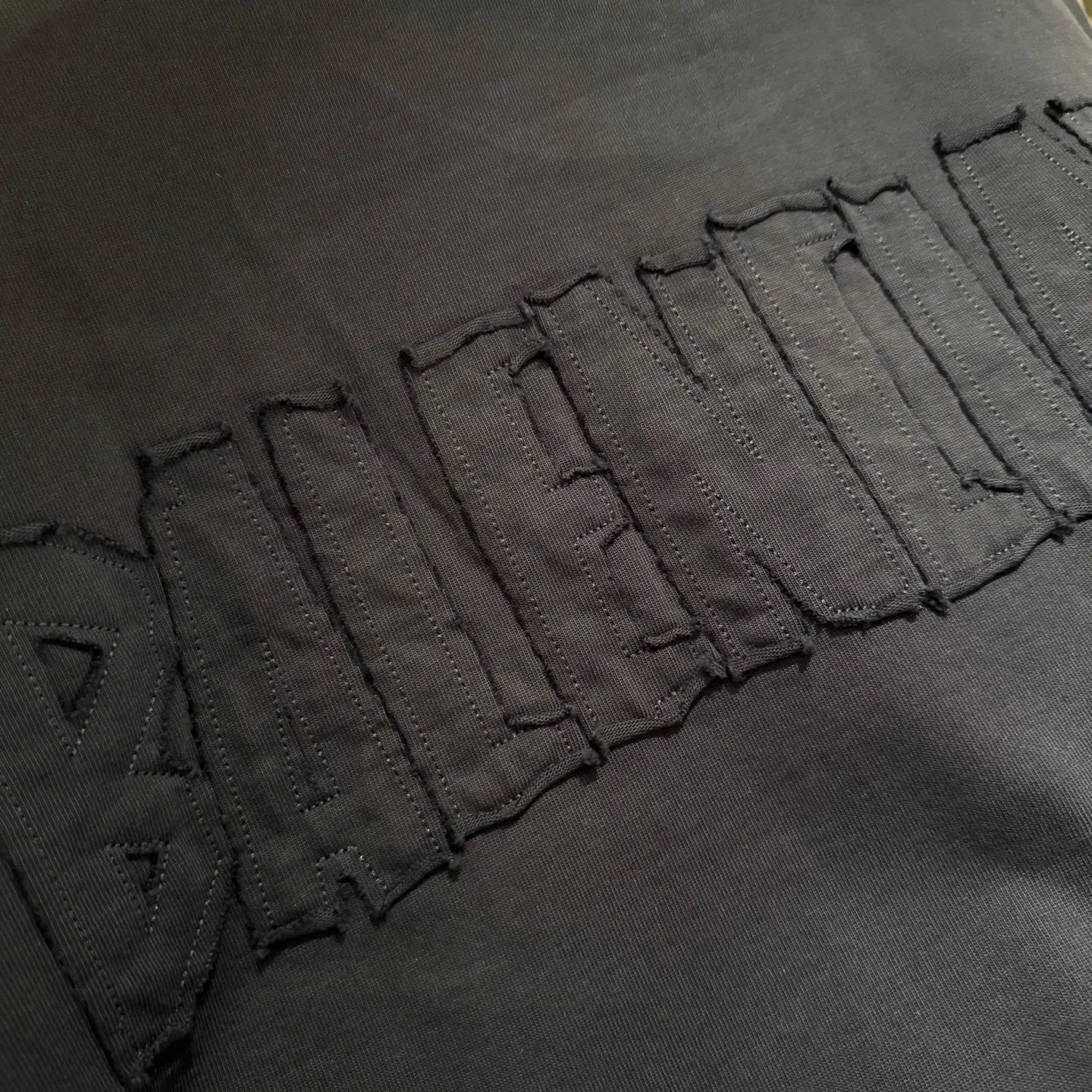 🅿️350 [Strict quality control] Balenciaga's new heavy-weight long-sleeved sweatshirt T-shirt. Heavy 420g double yarn fabric. Three-dimensional embroidery on the front and full-length patch embroidery on the back. The whole garment is washed twice. The four sides are frayed and torn. Heavy fabric. The collar is made of icy Salona. Loose version. Deep, wide and stylish. No deformation or shrinkage. 3 colors of black, white and gray. Size: M-2xl