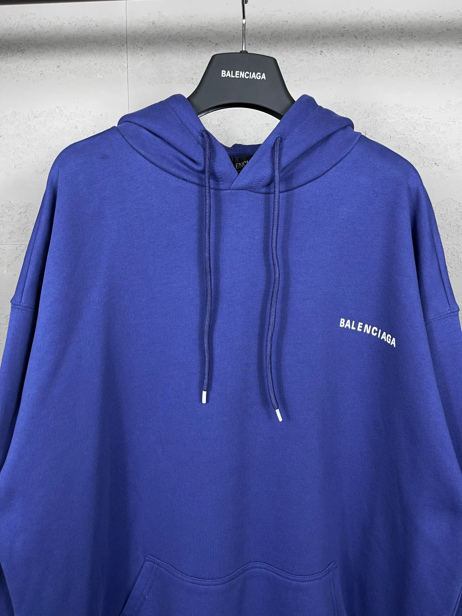 🅿️290 real photos [Top version. Official website quality] BALENCI*GA/Paris#Classic style. Classic letter printed hooded sweatshirt on the front and back. Brick cabinet synchronized. Welcome to compare! The fabric is made of Paris ZP custom-woven and dyed cotton terry sweatshirt. The weight is 450 grams. The cloth surface is clean. The cloth pattern is clear, soft and comfortable. The threads are dyed with no color difference. The classic pattern is printed with environmentally friendly imported materials, precision printing screen, the letters are clear, the effect is three-dimensional, and the brick cabinet is restored. The version adopts OS loose shoulder design. Same style for men and women. Coding: BL238026 Color: black, beige, blue Size: XS S M L