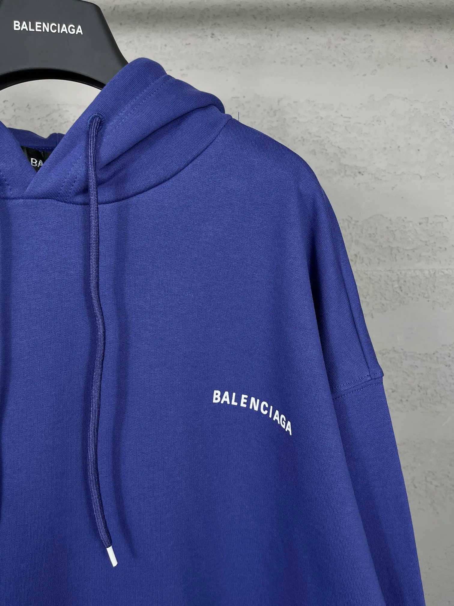 🅿️290 real photos [Top version. Official website quality] BALENCI*GA/Paris#Classic style. Classic letter printed hooded sweatshirt on the front and back. Brick cabinet synchronized. Welcome to compare! The fabric is made of Paris ZP custom-woven and dyed cotton terry sweatshirt. The weight is 450 grams. The cloth surface is clean. The cloth pattern is clear, soft and comfortable. The threads are dyed with no color difference. The classic pattern is printed with environmentally friendly imported materials, precision printing screen, the letters are clear, the effect is three-dimensional, and the brick cabinet is restored. The version adopts OS loose shoulder design. Same style for men and women. Coding: BL238026 Color: black, beige, blue Size: XS S M L