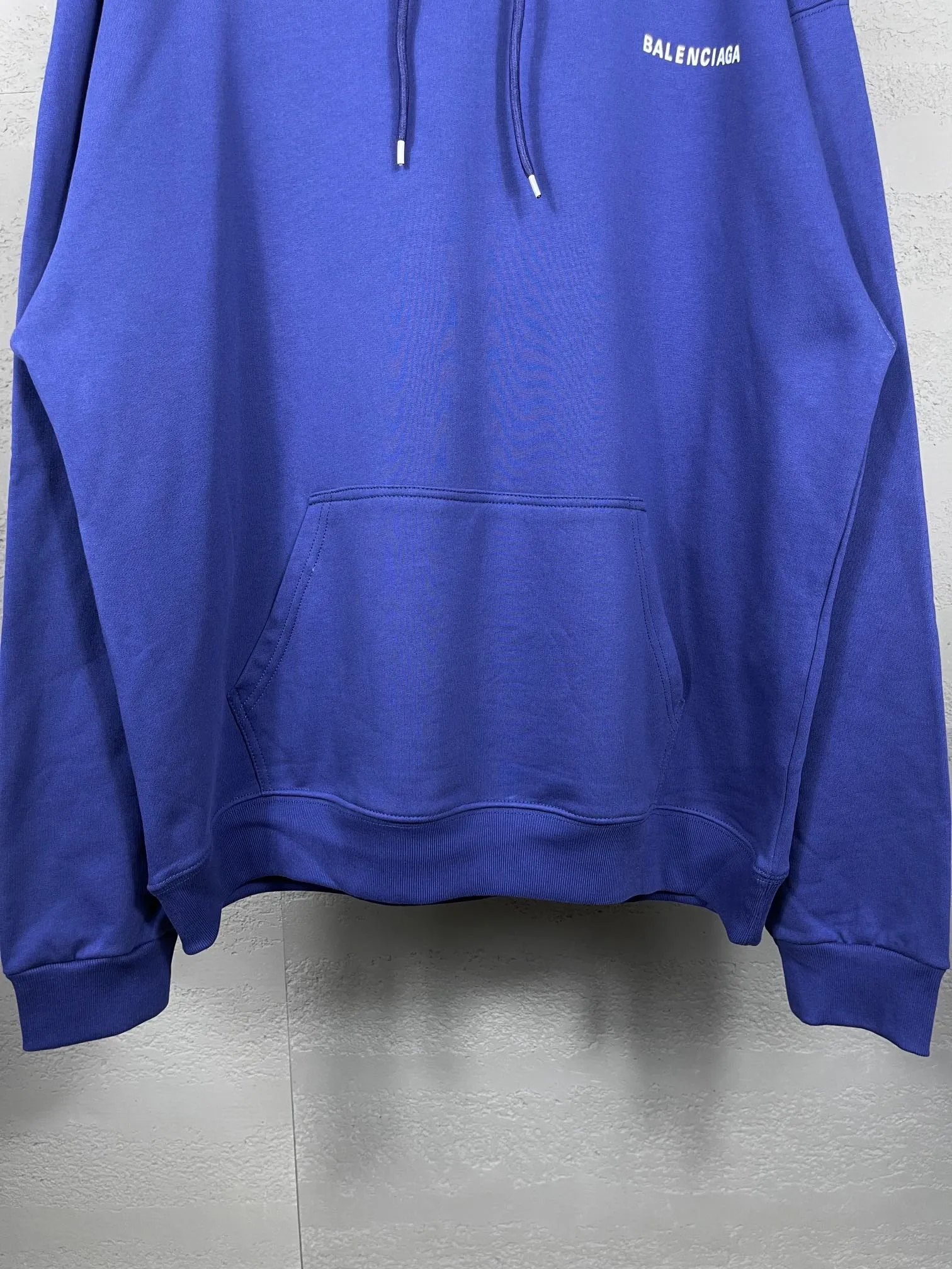 🅿️290 real photos [Top version. Official website quality] BALENCI*GA/Paris#Classic style. Classic letter printed hooded sweatshirt on the front and back. Brick cabinet synchronized. Welcome to compare! The fabric is made of Paris ZP custom-woven and dyed cotton terry sweatshirt. The weight is 450 grams. The cloth surface is clean. The cloth pattern is clear, soft and comfortable. The threads are dyed with no color difference. The classic pattern is printed with environmentally friendly imported materials, precision printing screen, the letters are clear, the effect is three-dimensional, and the brick cabinet is restored. The version adopts OS loose shoulder design. Same style for men and women. Coding: BL238026 Color: black, beige, blue Size: XS S M L