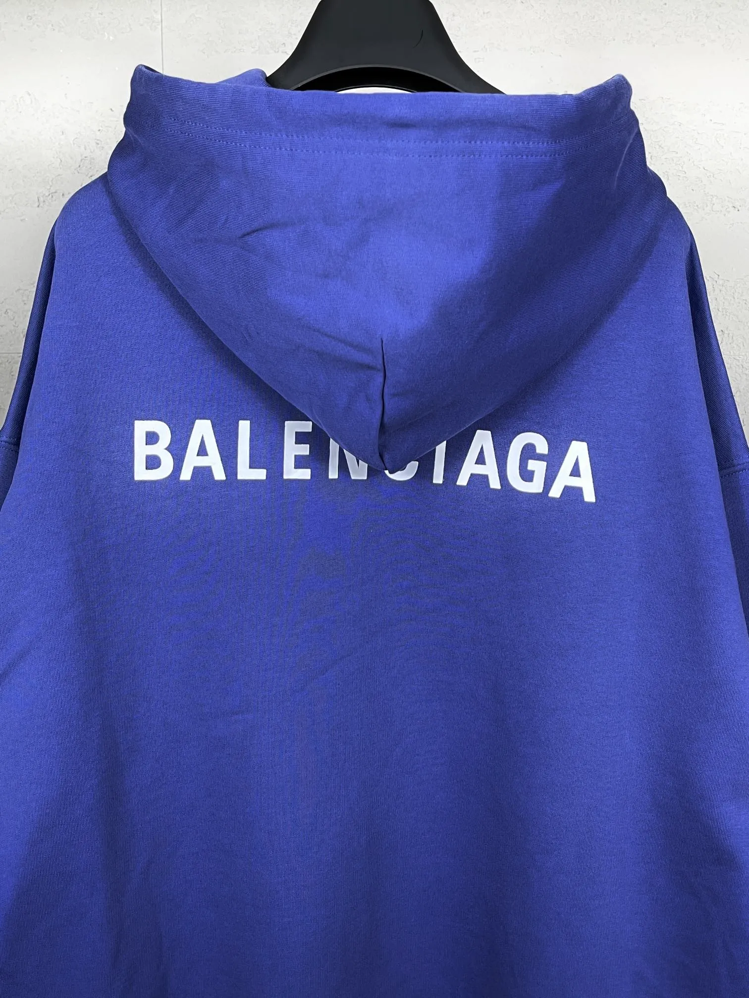 🅿️290 real photos [Top version. Official website quality] BALENCI*GA/Paris#Classic style. Classic letter printed hooded sweatshirt on the front and back. Brick cabinet synchronized. Welcome to compare! The fabric is made of Paris ZP custom-woven and dyed cotton terry sweatshirt. The weight is 450 grams. The cloth surface is clean. The cloth pattern is clear, soft and comfortable. The threads are dyed with no color difference. The classic pattern is printed with environmentally friendly imported materials, precision printing screen, the letters are clear, the effect is three-dimensional, and the brick cabinet is restored. The version adopts OS loose shoulder design. Same style for men and women. Coding: BL238026 Color: black, beige, blue Size: XS S M L