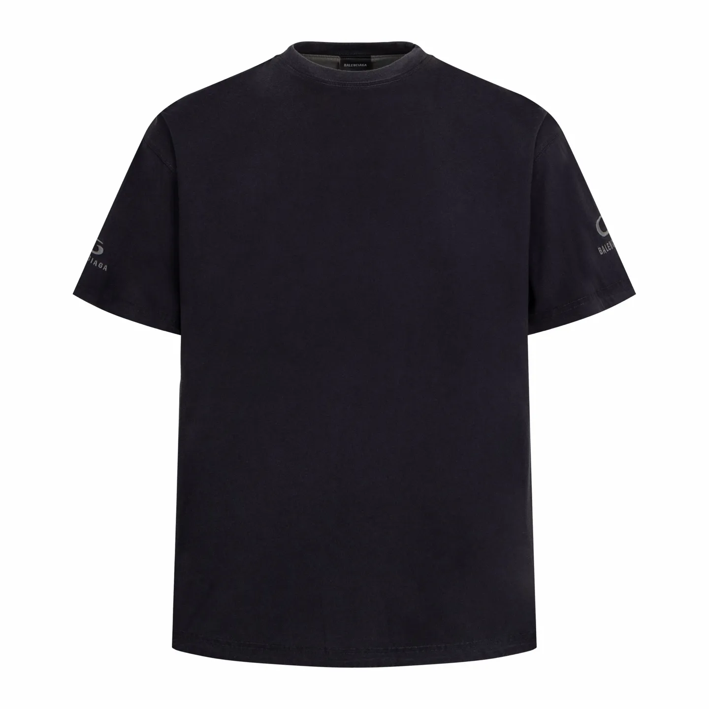 🅿️380 BLCG front and back double-layer embroidered short sleeves. The fabric is made of 24S 185g double yarn special textile compact cotton fabric, and the rib is made of 32S 340g double yarn stretch rib. Through the three technical pillars of double-layer composite weaving, distressed washed processing and double-sided fine embroidery, the short-sleeved shirt sublimates a basic crew-neck shirt into a multi-functional item full of design ingenuity and craftsmanship, perfectly achieving the unity of simple style, comfortable experience and individual expression. When making ready-to-wear, gray and black two-layer 24S high-count jersey fabrics are seamlessly blended. The double-layer fabric still maintains a light and drapey feel after being superimposed. The matching high-elastic ribbing is precisely hemmed at the collar and cuffs. Its fine structure provides resilience and anti-deformation capabilities beyond ordinary ribbing, ensuring that the collar can remain crisp for a long time even if the clothing is frequently switched forward and backward. The overall surface treatment process of the fabric has been professionally washed with faded gray, creating a unique retro and distressed visual, showing a soft and layered gray tone. It also softens the cotton fiber on a physical level, bringing a skin-friendly touch and natural wrinkles that go beyond new clothes. Delicate embroidery on double-sided fabrics requires craftsmen to work accurately on two layers of composite fabrics to ensure that the pattern is clear and beautiful on both sides, and the embroidery tension is just right to avoid excessive pulling or wrinkling of the fabric due to needle punching. Size:XS-S-M-L
