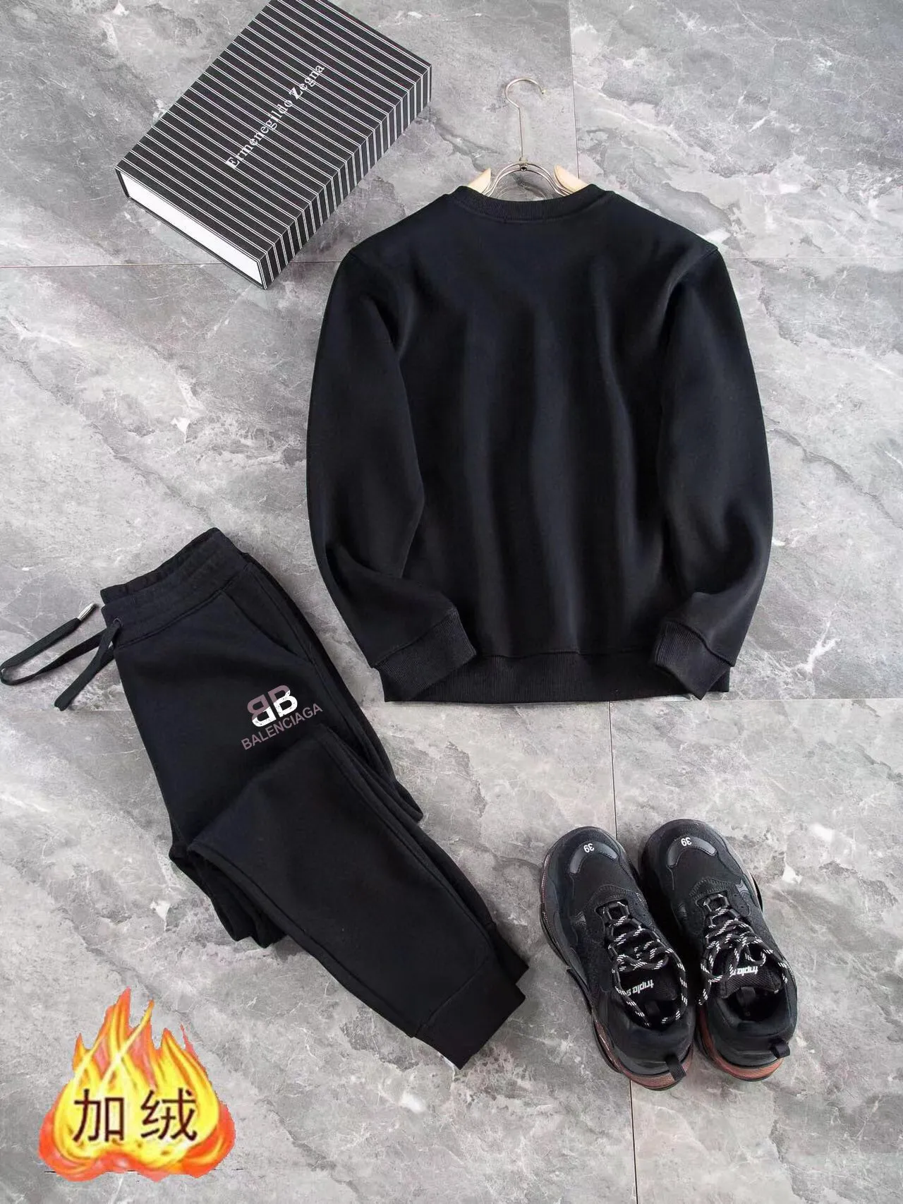 🅿️400 brand [BALENCIAGA] (velvet and thickened) 2025 autumn and winter new products, celebrities' favorite fashion-flavored casual suits, clean and neat tailoring, full of urban style. Made of high-quality customized fabrics, the lining has excellent thermal insulation effect, feels soft and dry, and the upper body effect is crisp and stylish. The three-dimensional cutting process and the pattern are all of high standards, and the silhouette version has the right benefits! It is not tight at all, and you feel good when you put it on. So many top-quality raw materials create high-end products with unparalleled value. It is the first choice for high-end fashion people. (Size: M-4XL can wear up to 200 pounds)
