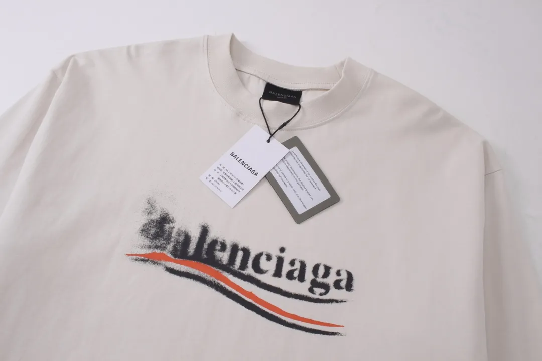 🅿️206 Real photos [Top version. Official website quality] BALENCI*GA/Paris. 2024 new classic letter LOGO printed graffiti long-sleeved T-shirt. Brick cabinets are synchronized. Genuine products are developed at the first time. All fabric colors are available. Printed Y boards are customized. Enjoy printing and comparison! The fabric is made of Paris ZP custom-woven and dyed cotton double yarn. Weighing 260 grams, the cloth surface is clean. The cloth pattern is clear, soft and comfortable. The threads are dyed with no color difference. The classic LOGO uses environmentally friendly imported materials to print graffiti, and the dot direct spray process creates a three-dimensional effect. Restore the brick cabinet, adopt the OS loose shoulder style. Same style for men and women Coding: BL225056 Color: black blue, off-white Size: XS S M L
