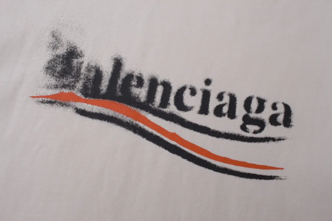 🅿️206 Real photos [Top version. Official website quality] BALENCI*GA/Paris. 2024 new classic letter LOGO printed graffiti long-sleeved T-shirt. Brick cabinets are synchronized. Genuine products are developed at the first time. All fabric colors are available. Printed Y boards are customized. Enjoy printing and comparison! The fabric is made of Paris ZP custom-woven and dyed cotton double yarn. Weighing 260 grams, the cloth surface is clean. The cloth pattern is clear, soft and comfortable. The threads are dyed with no color difference. The classic LOGO uses environmentally friendly imported materials to print graffiti, and the dot direct spray process creates a three-dimensional effect. Restore the brick cabinet, adopt the OS loose shoulder style. Same style for men and women Coding: BL225056 Color: black blue, off-white Size: XS S M L