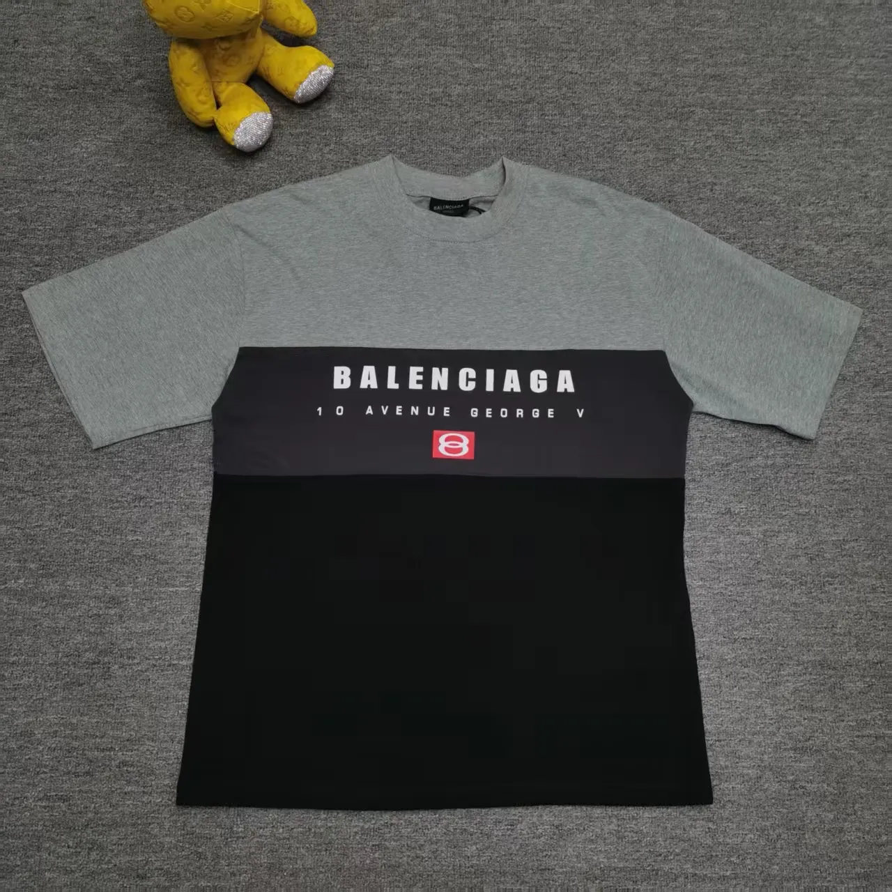 [Top version. Official website quality] BALENCI*GA/Paris. SS25 latest model. Color splicing series. New LOGO monogram printing. Spliced ​​short-sleeved T-shirt. Brick cabinet synchronization. Genuine development at the first time. The fabric is made of Paris ZP custom-woven and dyed cotton double yarn. Weighing 260 grams, the cloth surface is clean. The cloth pattern is clear, soft and comfortable. The threads are dyed with no color difference. The printing is made of environmentally friendly imported materials. The letters are clear and the effect is three-dimensional. The version adopts OS loose shoulder design. Same style for men and women. Color: black and gray. Size: XS S M L P: 280