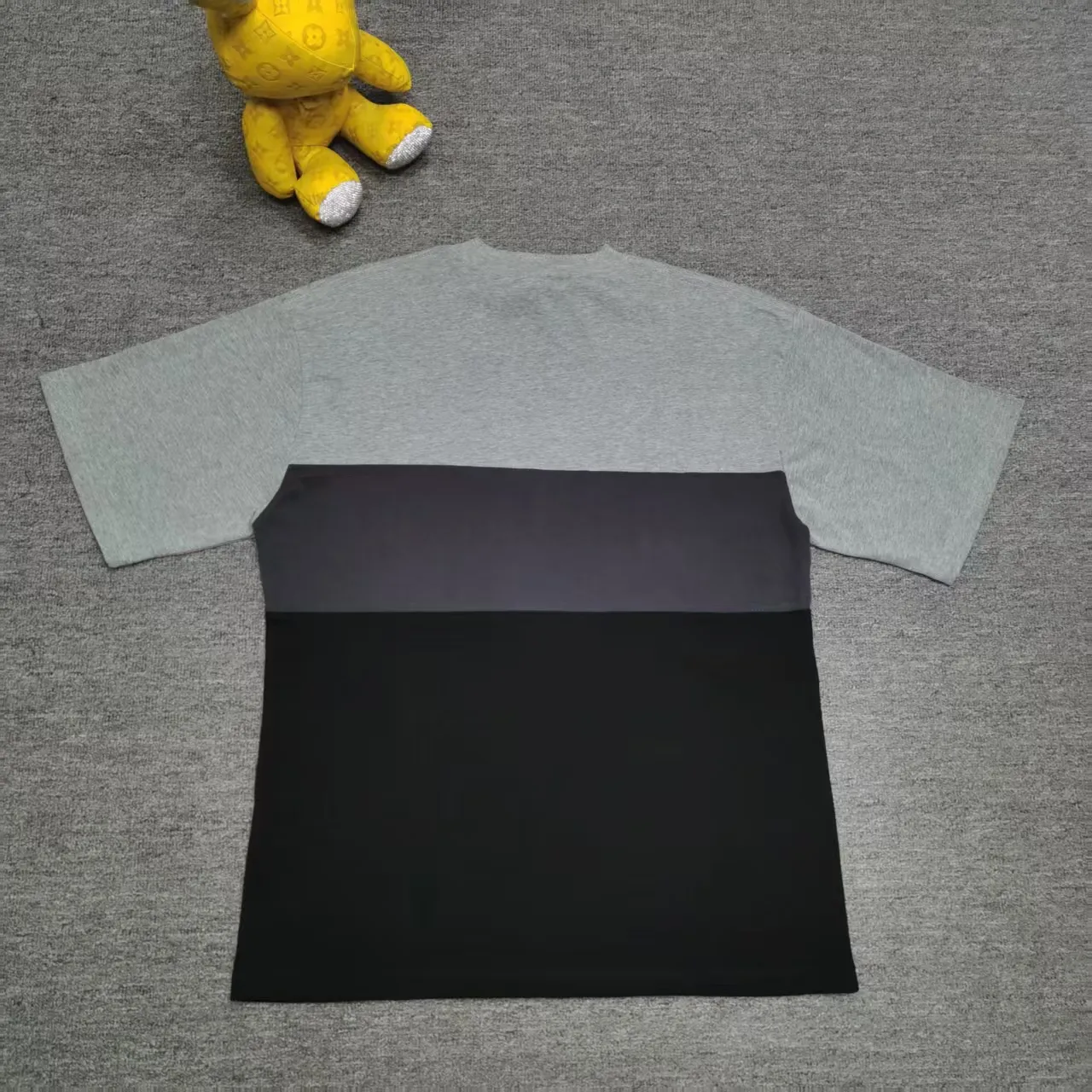 [Top version. Official website quality] BALENCI*GA/Paris. SS25 latest model. Color splicing series. New LOGO monogram printing. Spliced ​​short-sleeved T-shirt. Brick cabinet synchronization. Genuine development at the first time. The fabric is made of Paris ZP custom-woven and dyed cotton double yarn. Weighing 260 grams, the cloth surface is clean. The cloth pattern is clear, soft and comfortable. The threads are dyed with no color difference. The printing is made of environmentally friendly imported materials. The letters are clear and the effect is three-dimensional. The version adopts OS loose shoulder design. Same style for men and women. Color: black and gray. Size: XS S M L P: 280