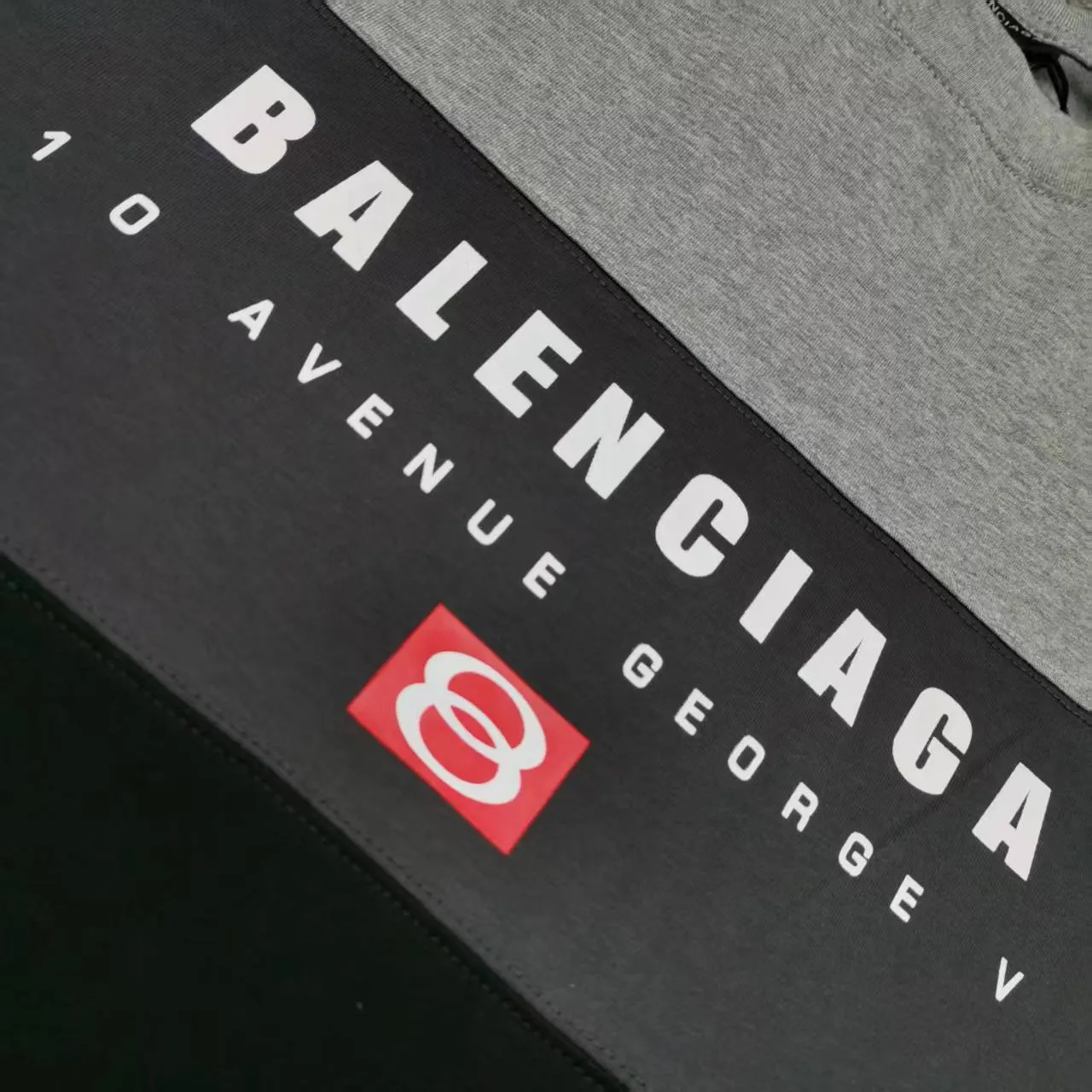 [Top version. Official website quality] BALENCI*GA/Paris. SS25 latest model. Color splicing series. New LOGO monogram printing. Spliced ​​short-sleeved T-shirt. Brick cabinet synchronization. Genuine development at the first time. The fabric is made of Paris ZP custom-woven and dyed cotton double yarn. Weighing 260 grams, the cloth surface is clean. The cloth pattern is clear, soft and comfortable. The threads are dyed with no color difference. The printing is made of environmentally friendly imported materials. The letters are clear and the effect is three-dimensional. The version adopts OS loose shoulder design. Same style for men and women. Color: black and gray. Size: XS S M L P: 280