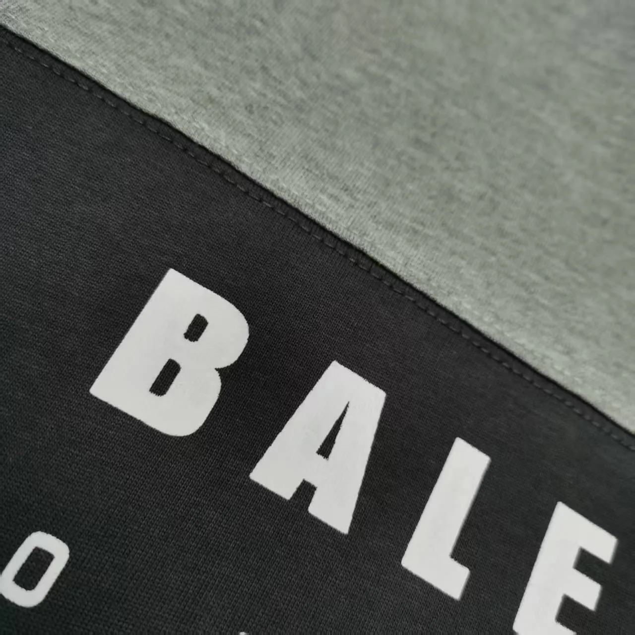 [Top version. Official website quality] BALENCI*GA/Paris. SS25 latest model. Color splicing series. New LOGO monogram printing. Spliced ​​short-sleeved T-shirt. Brick cabinet synchronization. Genuine development at the first time. The fabric is made of Paris ZP custom-woven and dyed cotton double yarn. Weighing 260 grams, the cloth surface is clean. The cloth pattern is clear, soft and comfortable. The threads are dyed with no color difference. The printing is made of environmentally friendly imported materials. The letters are clear and the effect is three-dimensional. The version adopts OS loose shoulder design. Same style for men and women. Color: black and gray. Size: XS S M L P: 280