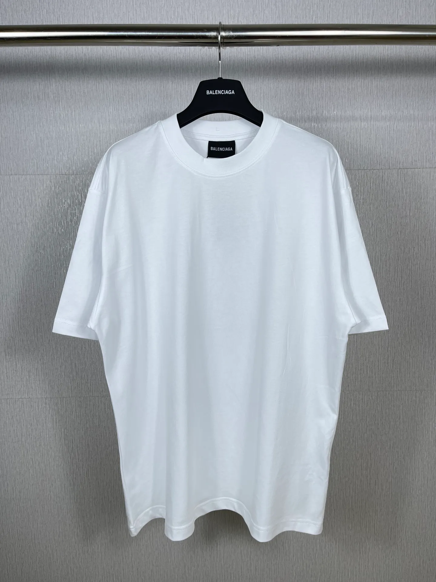 🅿️174 Actual pictures [Top version. Official website quality] BALENCI*GA/Paris BALENCI*GA# classic LOGO hot-drilled and washed short-sleeved T-shirt on the back. Brick cabinet synchronization. The fabric is made of Paris ZP custom-woven and dyed 100% cotton double yarn compact cotton. The weight is 260 grams. The cloth surface is clean. The cloth pattern is clear. Soft and comfortable. The color fastness is good. It is not easy to change color. The threads are woven and dyed with no color difference. The back hot drill uses imported drill, which has good gloss and is not easy to fall off. Jubie market makes goods based on pictures. Comparisons welcome. The ready-made clothes are washed and distressed, and the brick cabinets are restored. The version adopts the OS loose shoulder style. The same style for men and women. Code: BL223077 Color: Washed black. White Size: XS to L