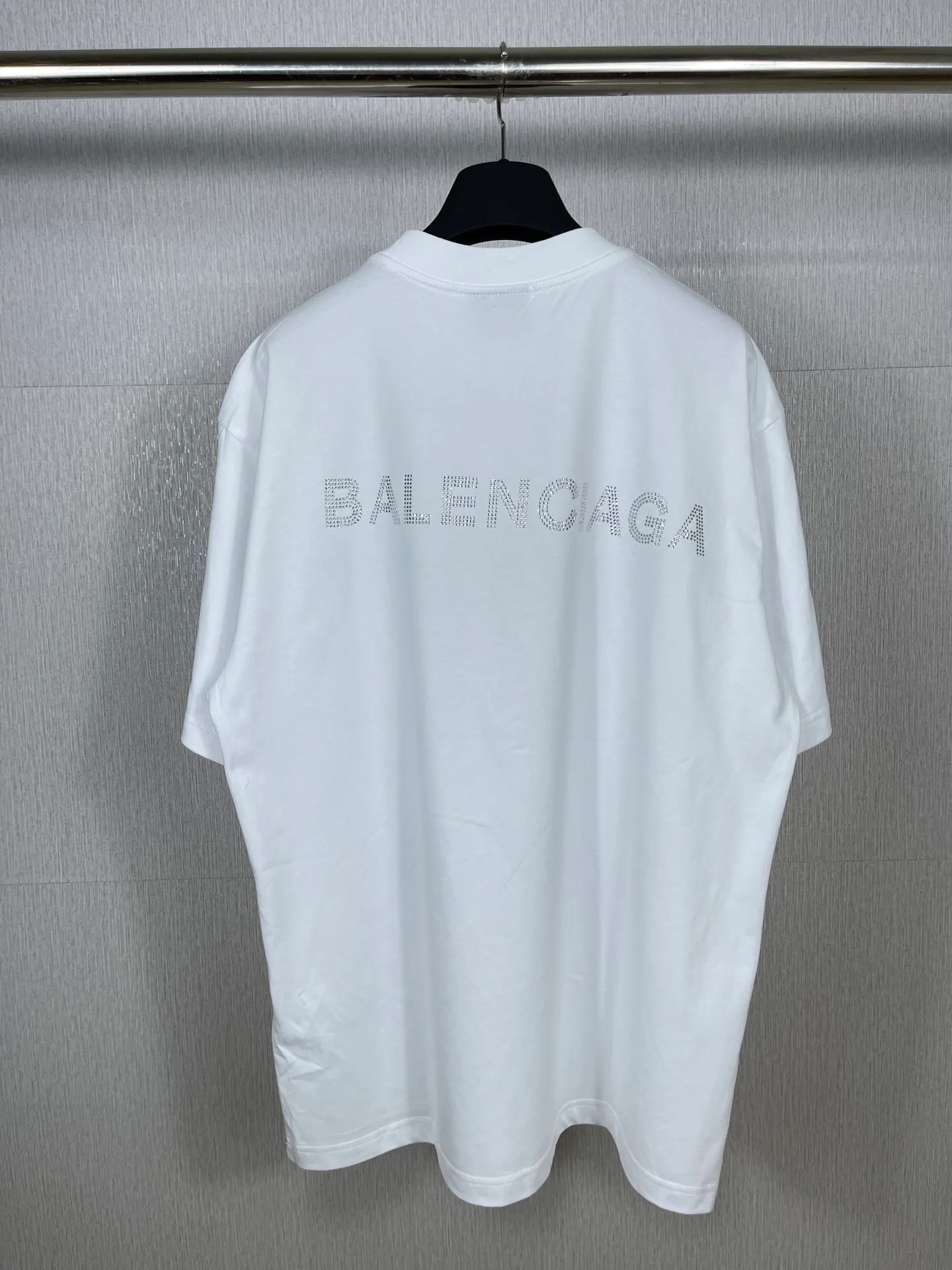 🅿️174 Actual pictures [Top version. Official website quality] BALENCI*GA/Paris BALENCI*GA# classic LOGO hot-drilled and washed short-sleeved T-shirt on the back. Brick cabinet synchronization. The fabric is made of Paris ZP custom-woven and dyed 100% cotton double yarn compact cotton. The weight is 260 grams. The cloth surface is clean. The cloth pattern is clear. Soft and comfortable. The color fastness is good. It is not easy to change color. The threads are woven and dyed with no color difference. The back hot drill uses imported drill, which has good gloss and is not easy to fall off. Jubie market makes goods based on pictures. Comparisons welcome. The ready-made clothes are washed and distressed, and the brick cabinets are restored. The version adopts the OS loose shoulder style. The same style for men and women. Code: BL223077 Color: Washed black. White Size: XS to L