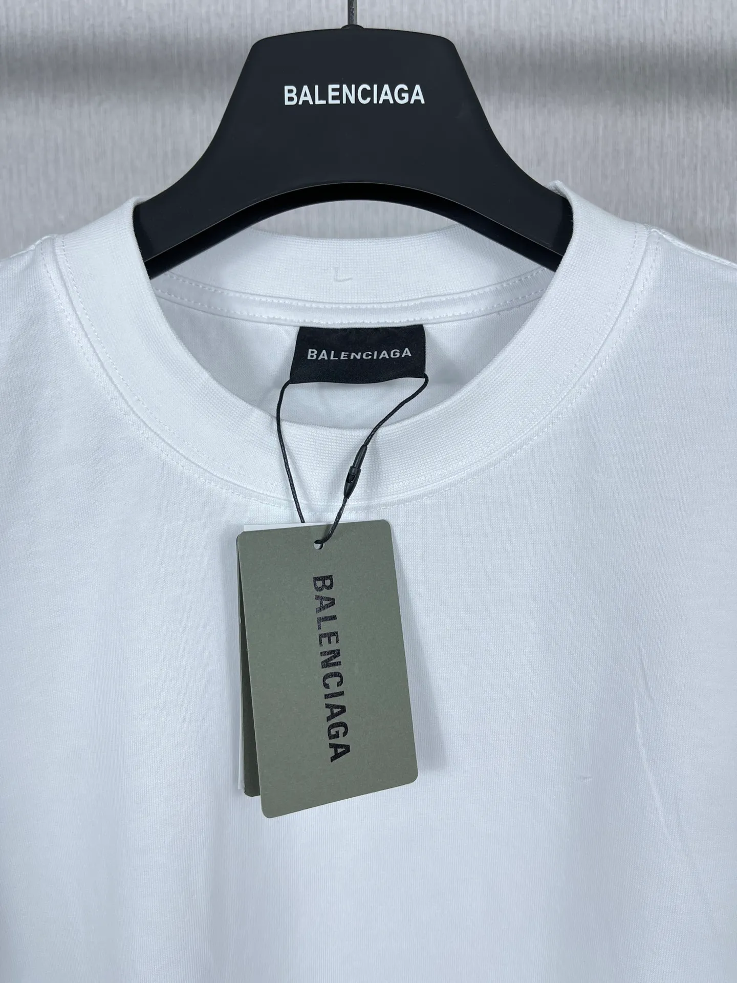 🅿️174 Actual pictures [Top version. Official website quality] BALENCI*GA/Paris BALENCI*GA# classic LOGO hot-drilled and washed short-sleeved T-shirt on the back. Brick cabinet synchronization. The fabric is made of Paris ZP custom-woven and dyed 100% cotton double yarn compact cotton. The weight is 260 grams. The cloth surface is clean. The cloth pattern is clear. Soft and comfortable. The color fastness is good. It is not easy to change color. The threads are woven and dyed with no color difference. The back hot drill uses imported drill, which has good gloss and is not easy to fall off. Jubie market makes goods based on pictures. Comparisons welcome. The ready-made clothes are washed and distressed, and the brick cabinets are restored. The version adopts the OS loose shoulder style. The same style for men and women. Code: BL223077 Color: Washed black. White Size: XS to L