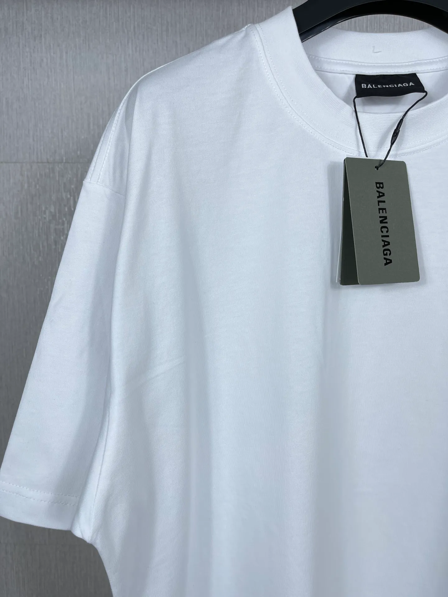 🅿️174 Actual pictures [Top version. Official website quality] BALENCI*GA/Paris BALENCI*GA# classic LOGO hot-drilled and washed short-sleeved T-shirt on the back. Brick cabinet synchronization. The fabric is made of Paris ZP custom-woven and dyed 100% cotton double yarn compact cotton. The weight is 260 grams. The cloth surface is clean. The cloth pattern is clear. Soft and comfortable. The color fastness is good. It is not easy to change color. The threads are woven and dyed with no color difference. The back hot drill uses imported drill, which has good gloss and is not easy to fall off. Jubie market makes goods based on pictures. Comparisons welcome. The ready-made clothes are washed and distressed, and the brick cabinets are restored. The version adopts the OS loose shoulder style. The same style for men and women. Code: BL223077 Color: Washed black. White Size: XS to L